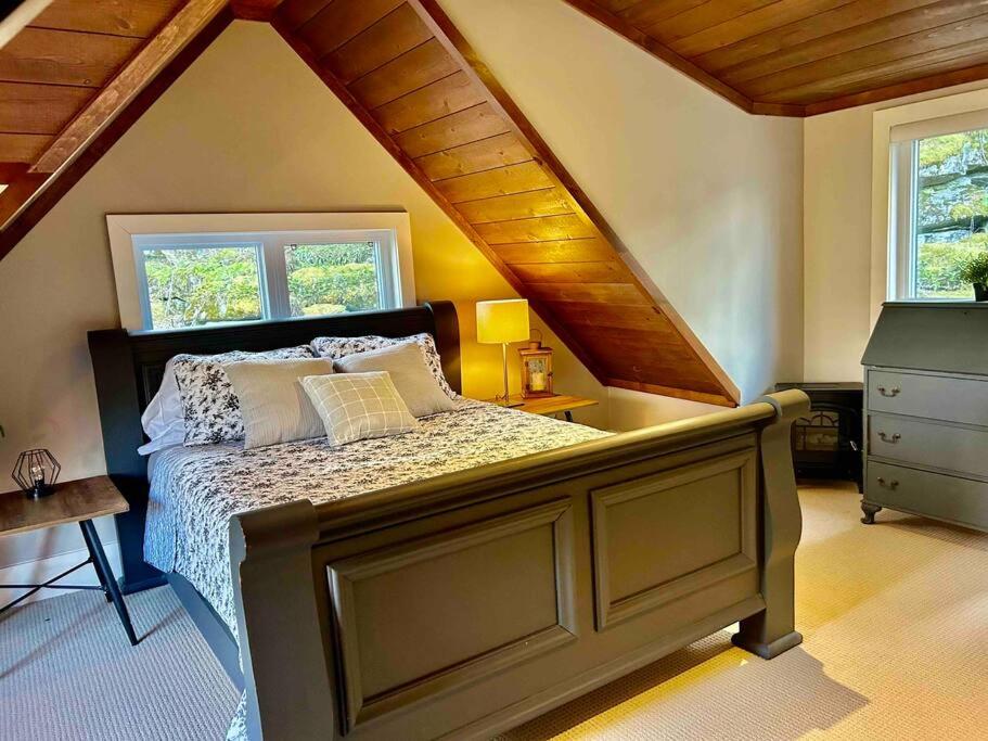 The Rowanwood - Muskoka Cottage Retreat