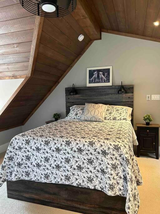 The Rowanwood - Muskoka Cottage Retreat
