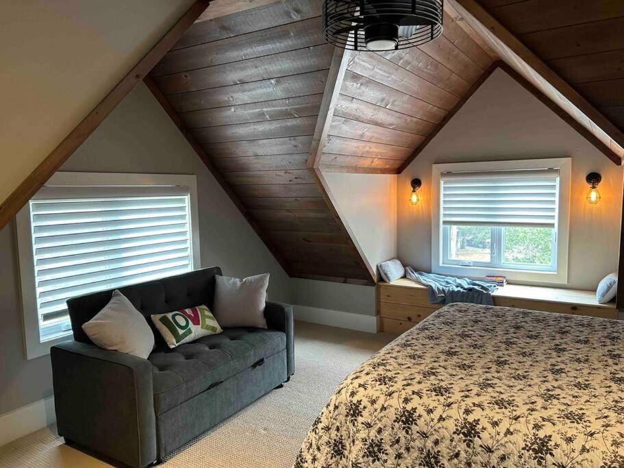 The Rowanwood - Muskoka Cottage Retreat