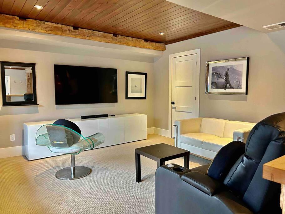 The Rowanwood - Muskoka Cottage Retreat