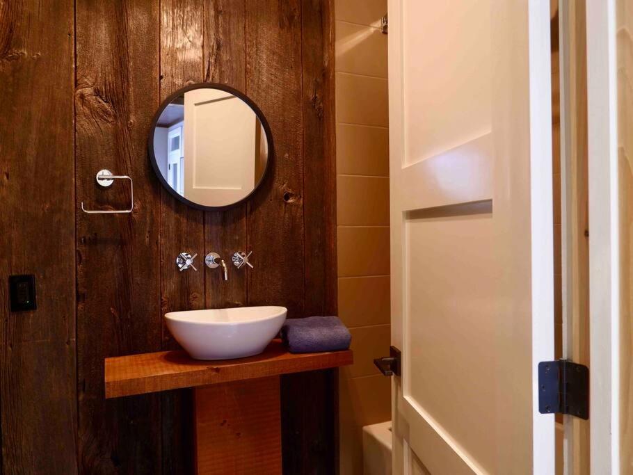 The Rowanwood - Muskoka Cottage Retreat