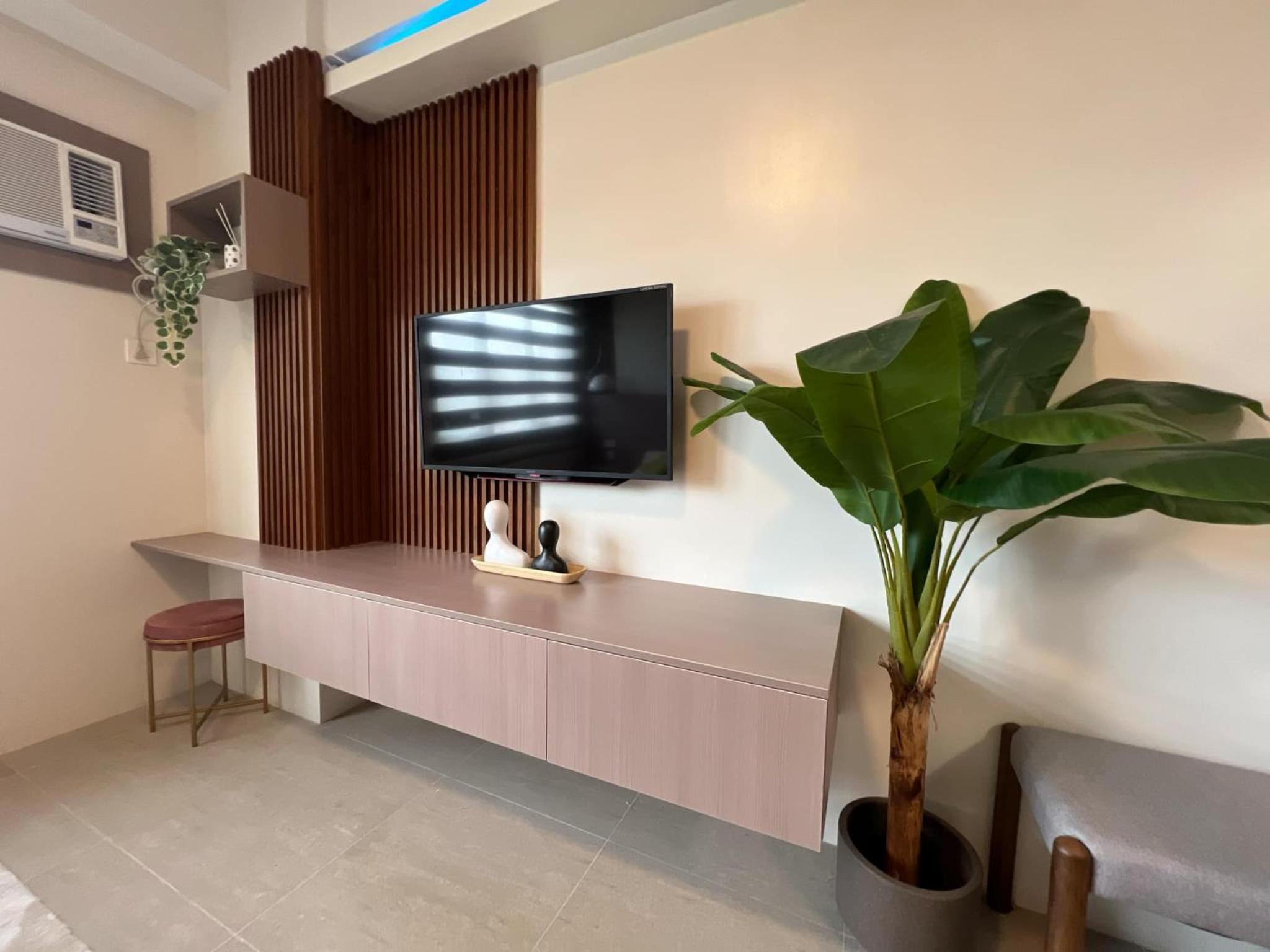 Cozy Luxe Apartment Hotel Feels, Home Comfort walk to IT Park, Netflix, Wifi, Pool view 4