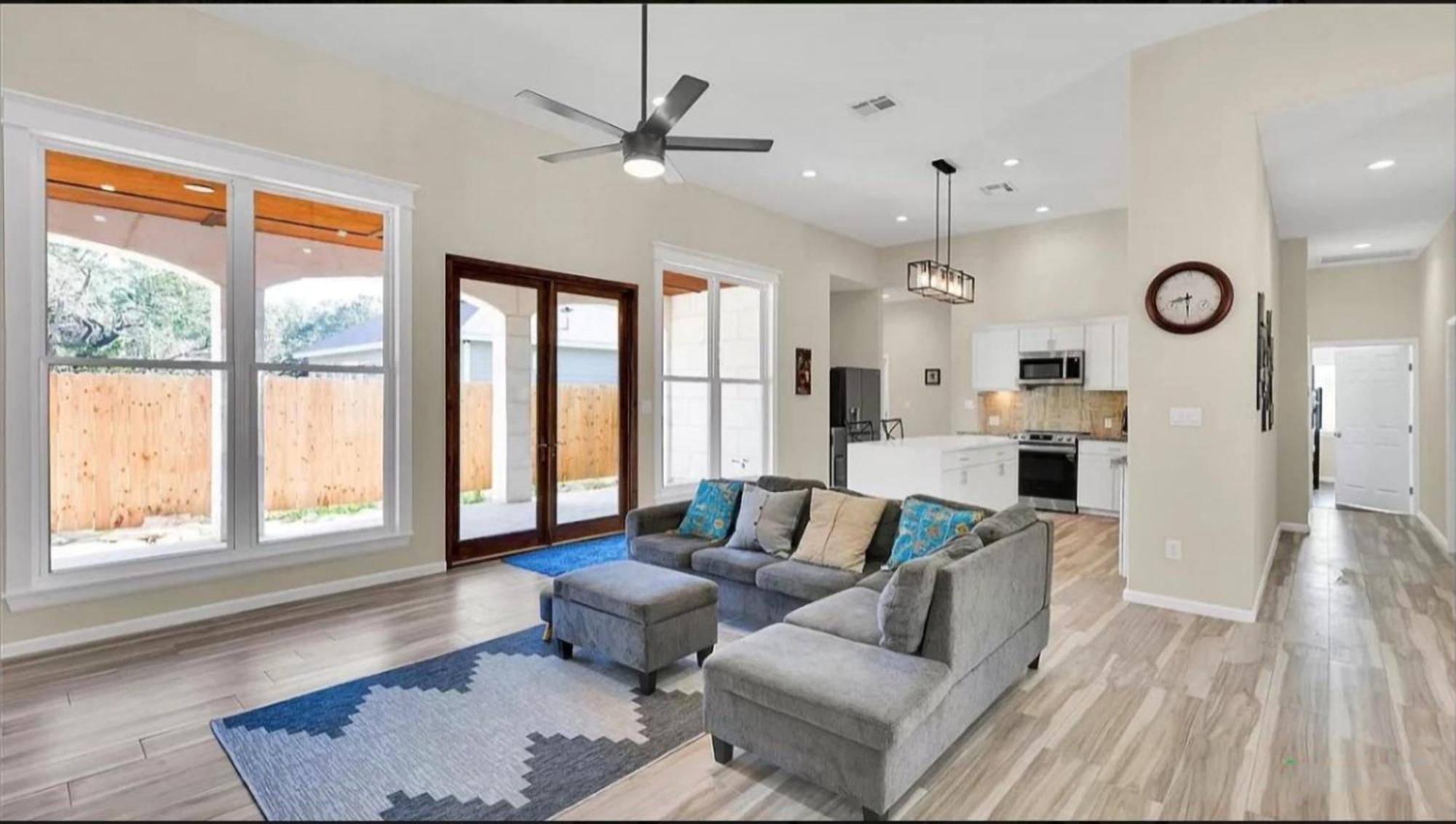 Lakeside mansion minutes to the lake view 4