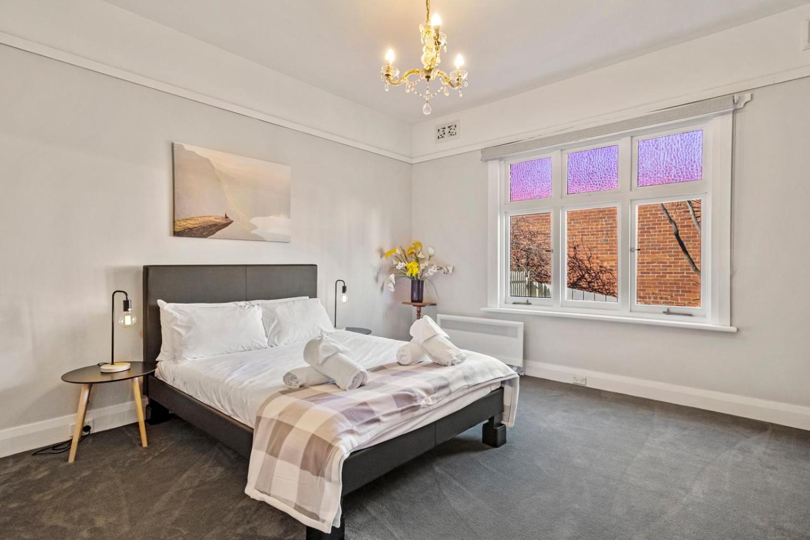 Sunny apartment on the fringe of the CBD