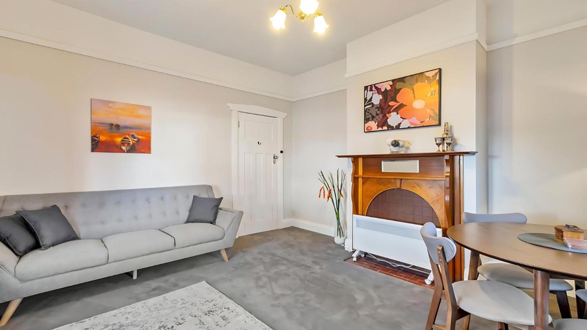 Sunny apartment on the fringe of the CBD