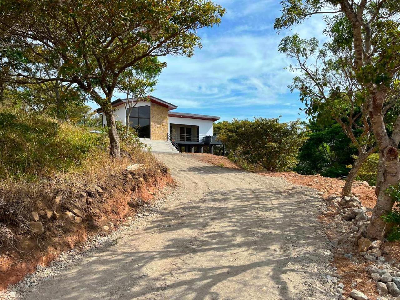 Hotel Nambí Secluded Villa with Balcony Hot Tub - Image 1
