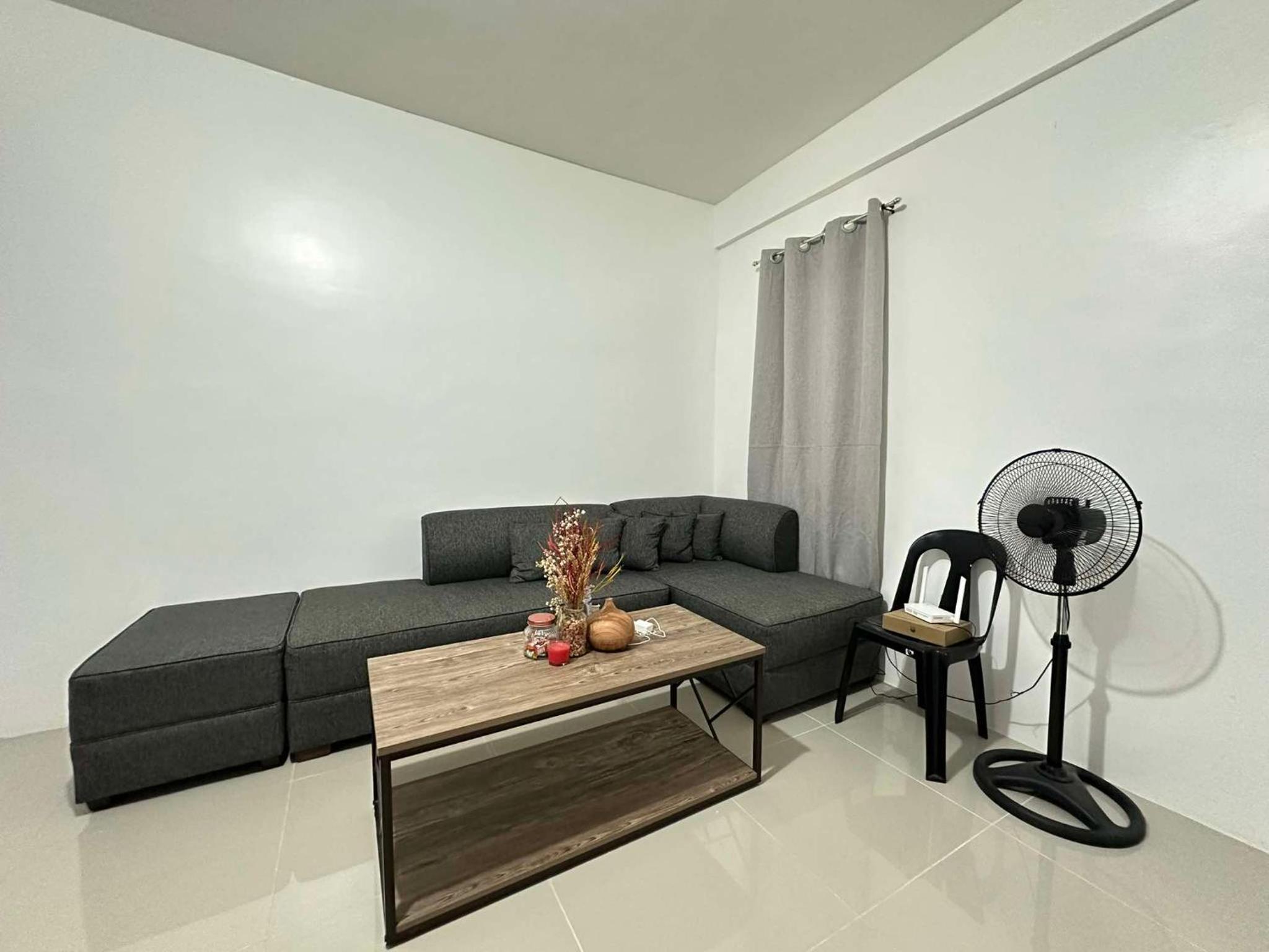 Entire Townhouse - SANTO TOMAS BATANGAS