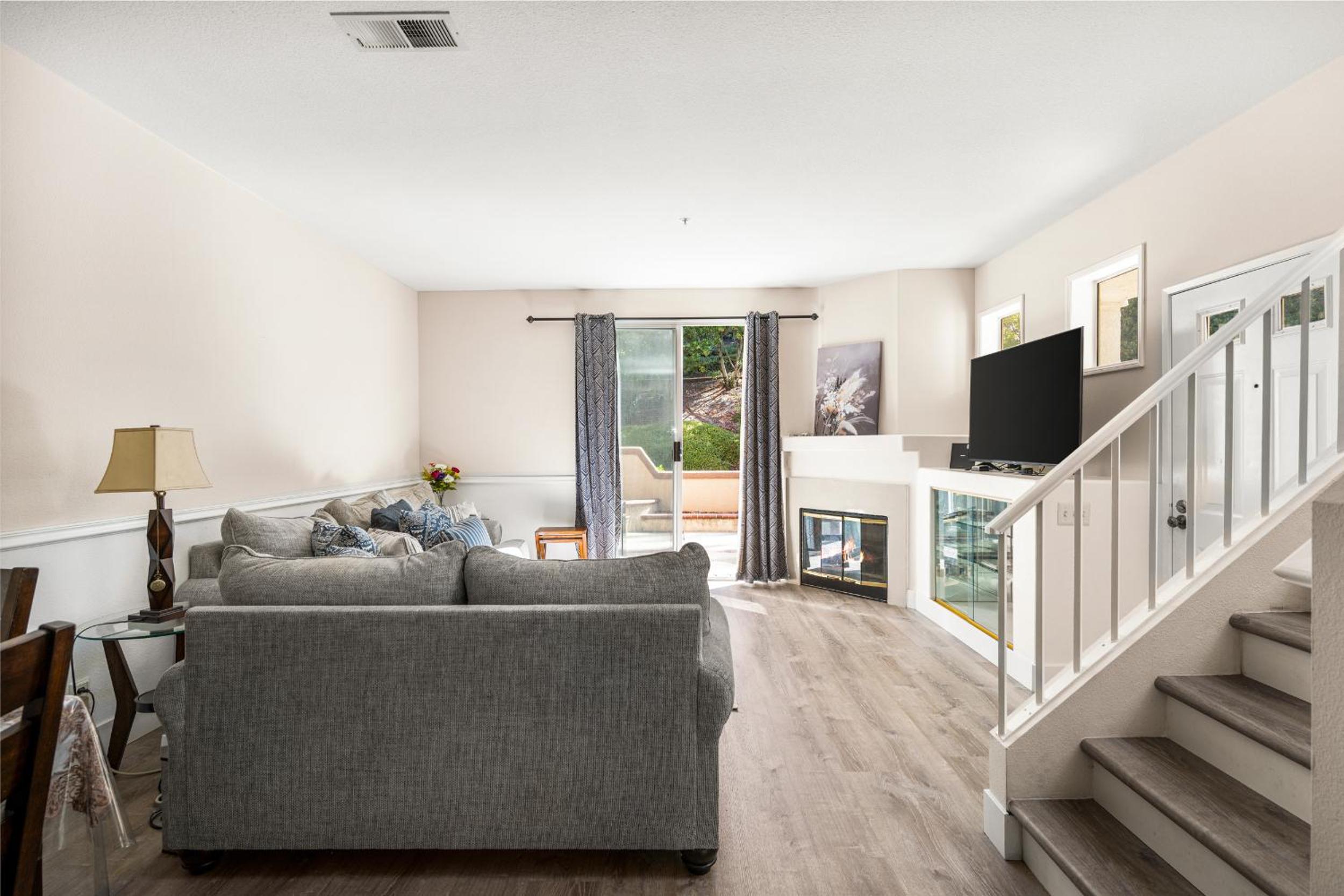 Townhome 3bedrooms two and half bathroom 30 Minutes from Disneyland view 5