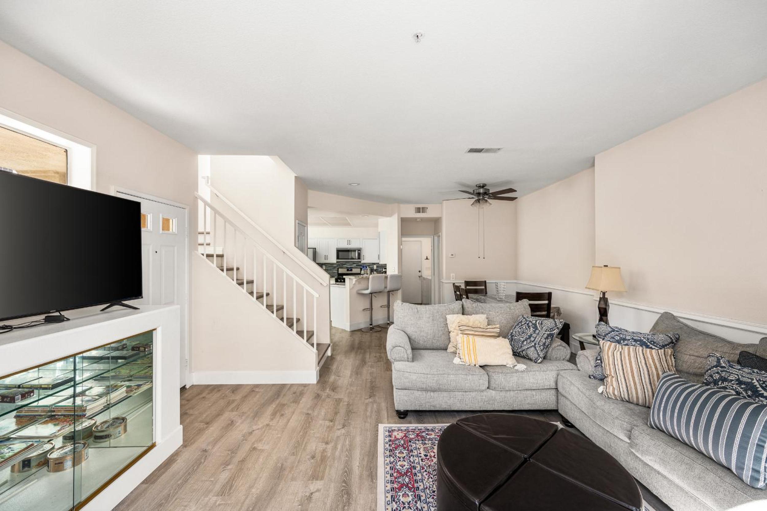 Townhome 3bedrooms two and half bathroom 30 Minutes from Disneyland view 4