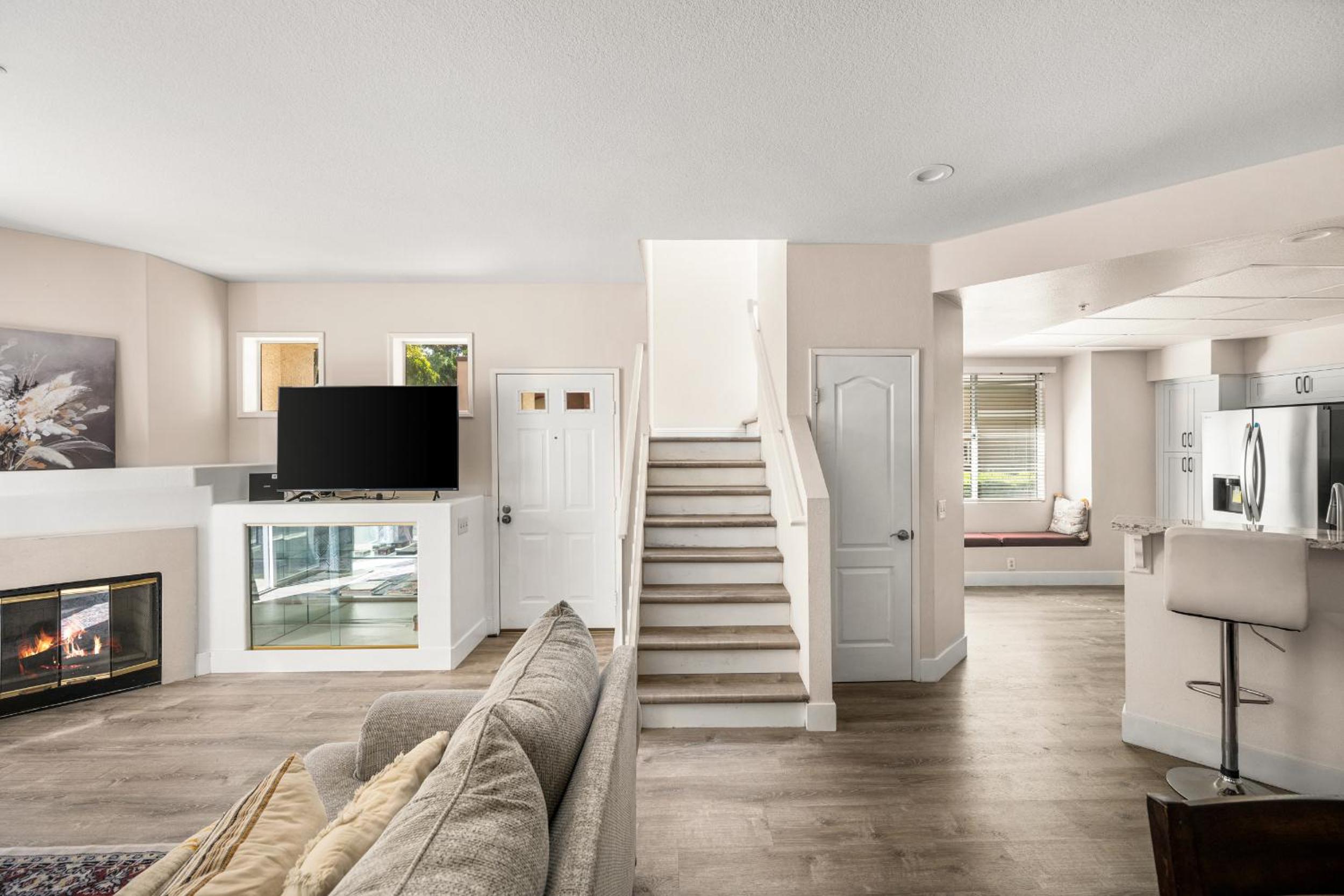 Townhome 3bedrooms two and half bathroom 30 Minutes from Disneyland view 2