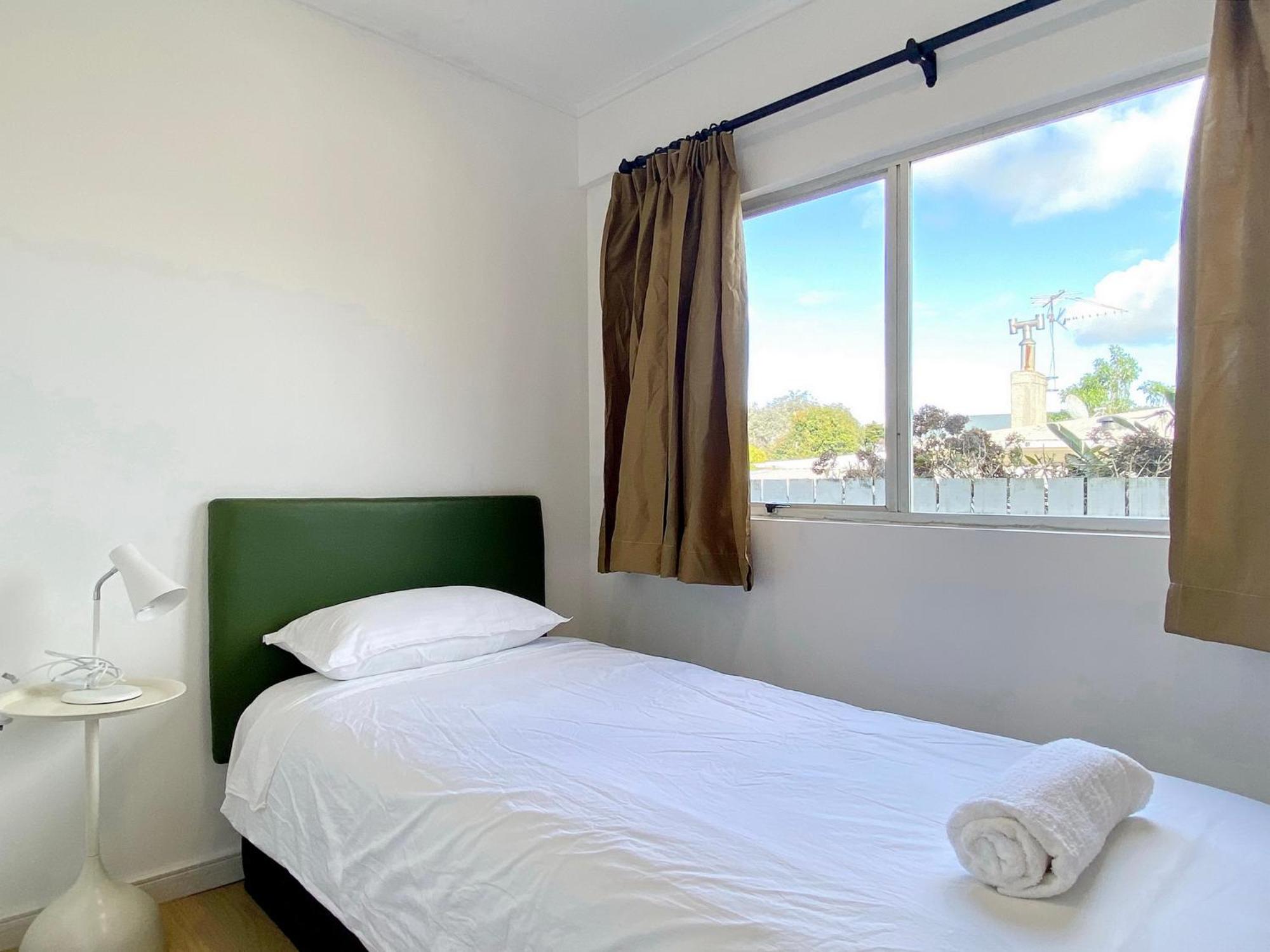 Waterfront villa near IKEA and Sylvia Park view 5