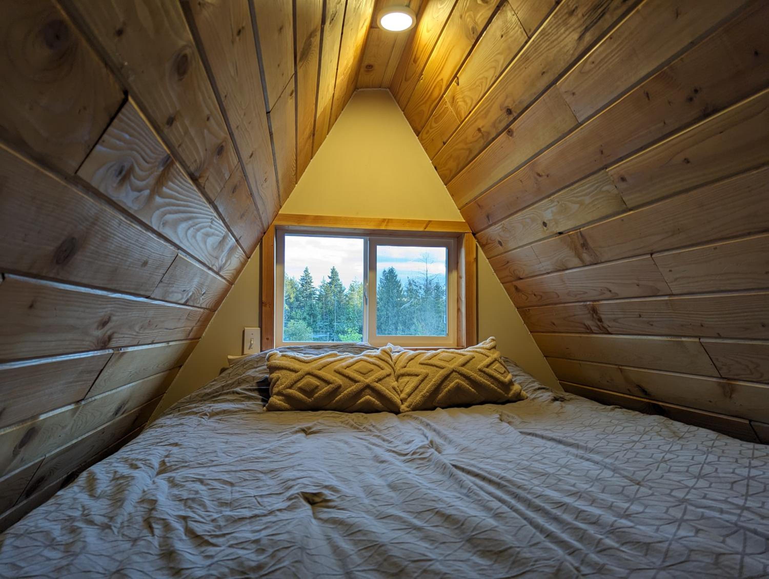 Tree Ring Cabin on 33 Acre Farm
