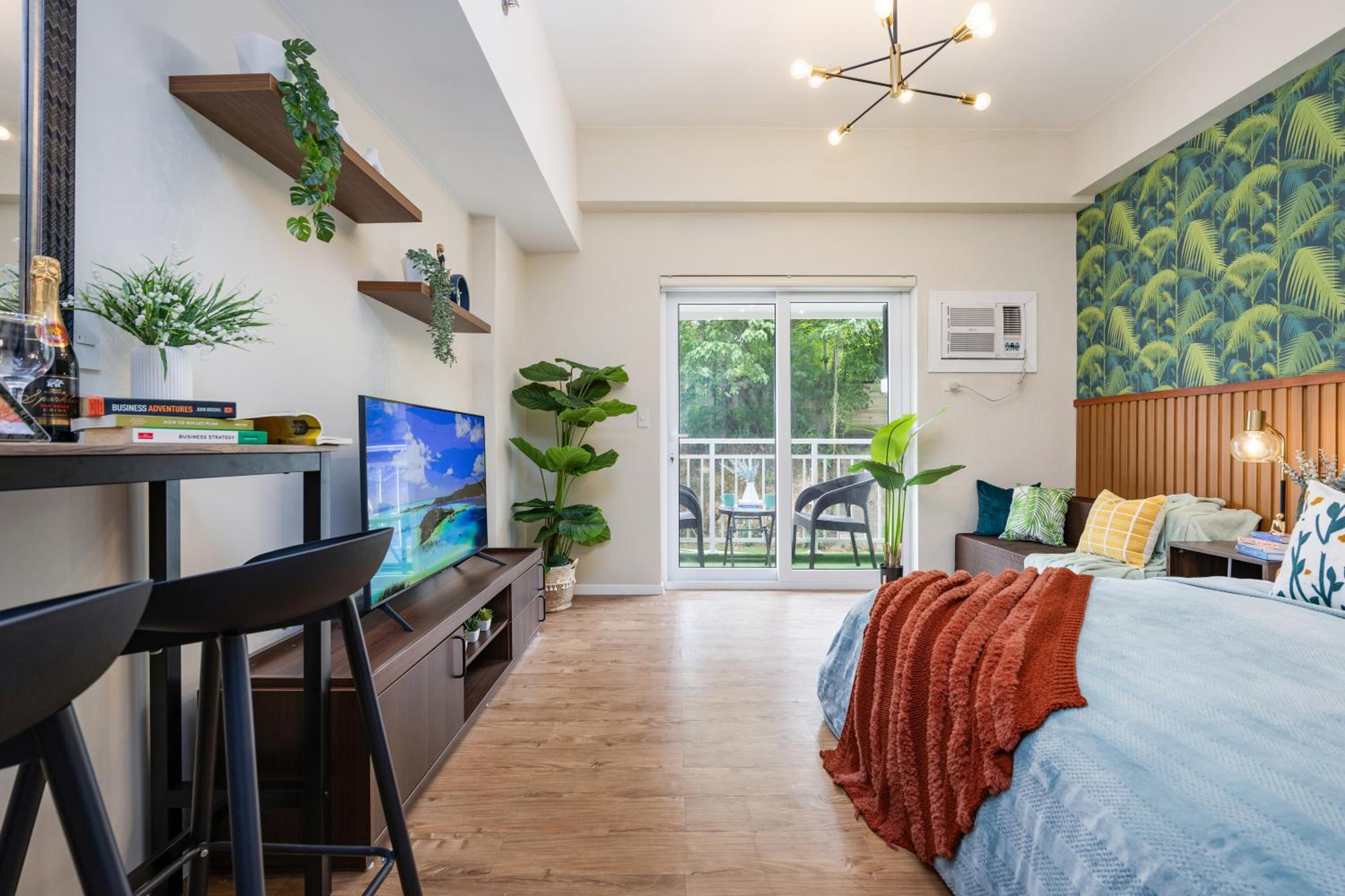 AMANI 107B, 3 Minutes to Airport, with Gym & Pool ,FAST WIFI, Free Netflix view 3