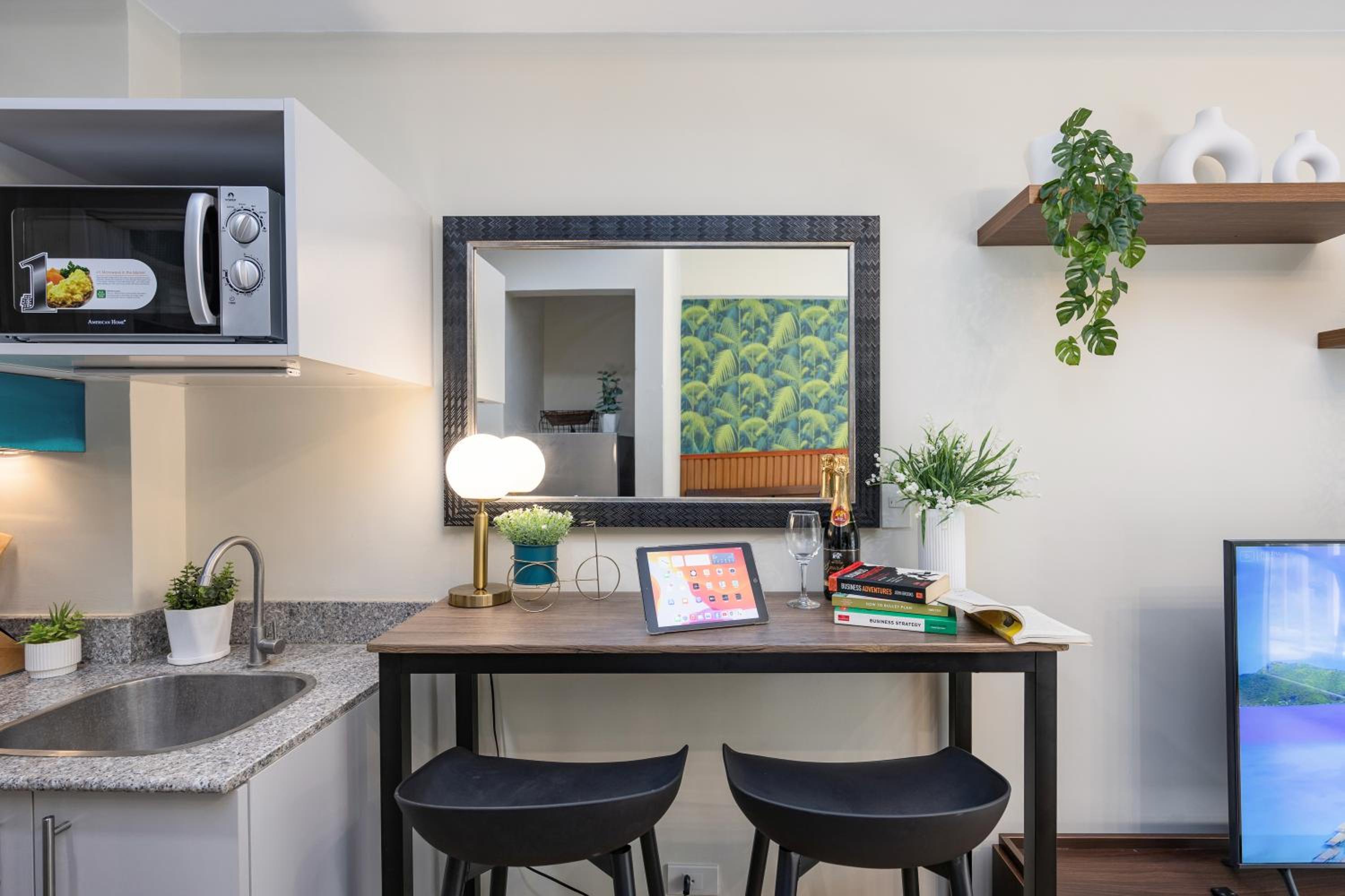 AMANI 107B, 3 Minutes to Airport, with Gym & Pool ,FAST WIFI, Free Netflix view 5