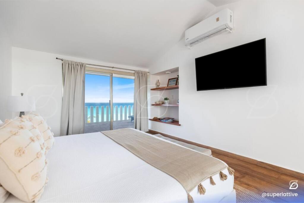 Deluxe BeachFront 4B Villa