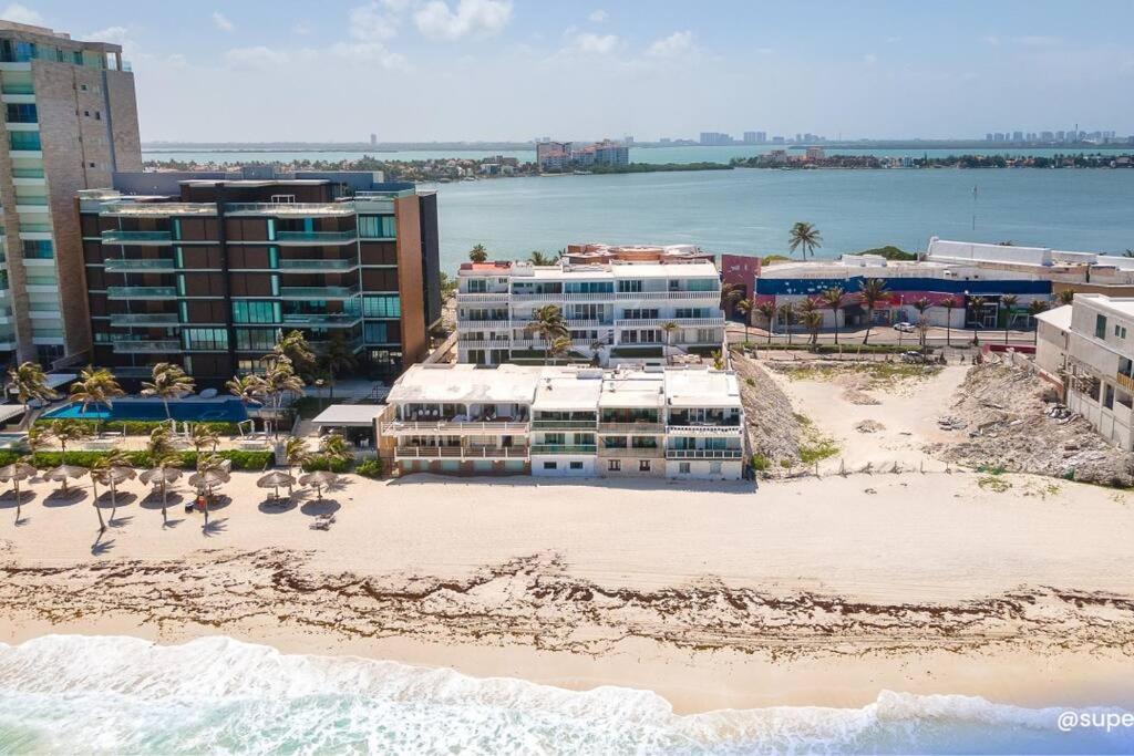 Deluxe BeachFront 4B Villa