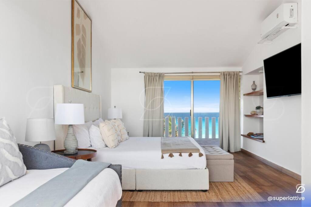 Deluxe BeachFront 4B Villa