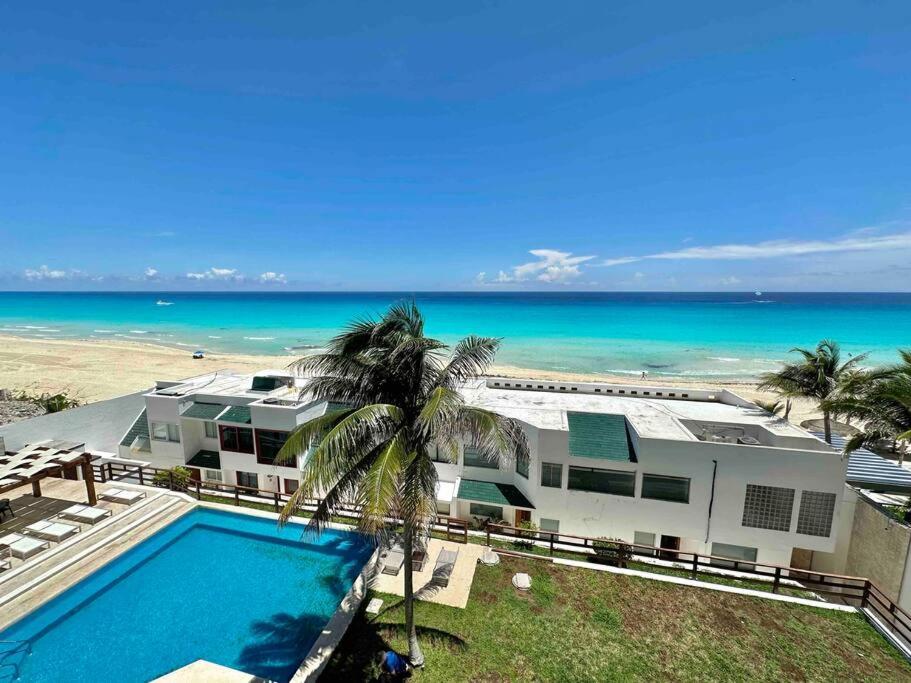 Deluxe BeachFront 4B Villa