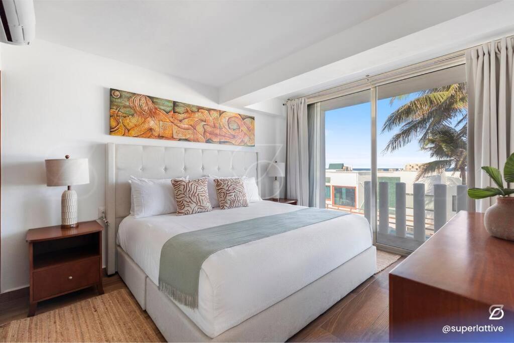 Deluxe BeachFront 4B Villa