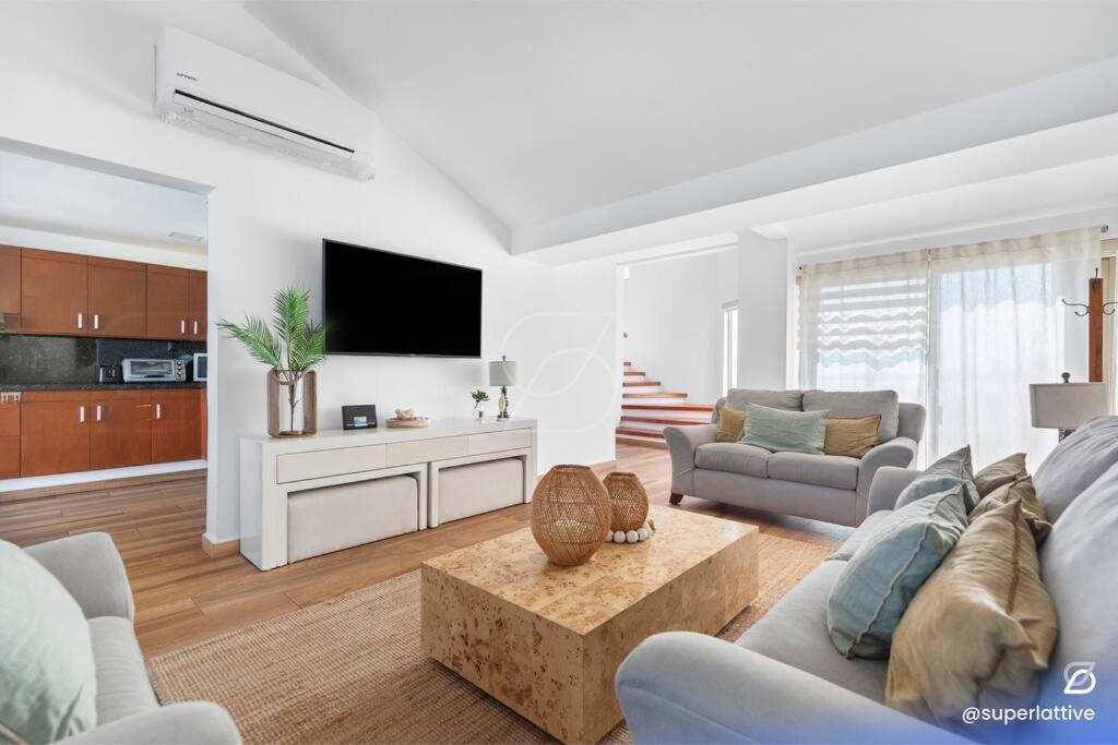 Deluxe BeachFront 4B Villa