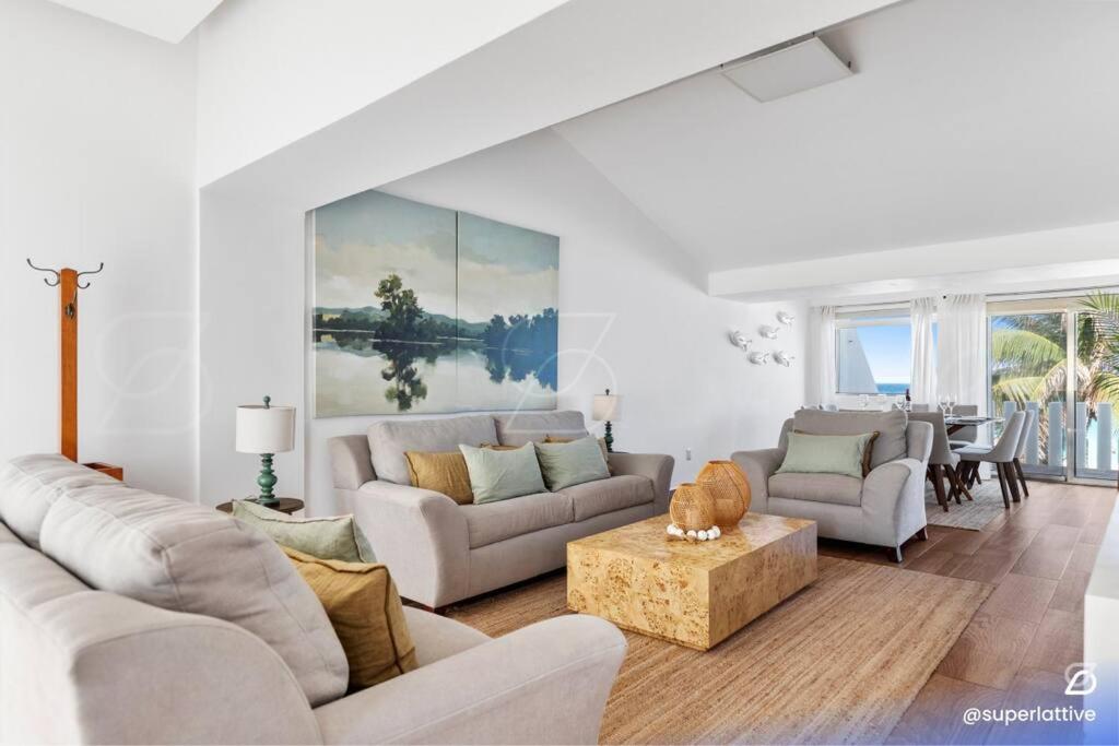 Deluxe BeachFront 4B Villa
