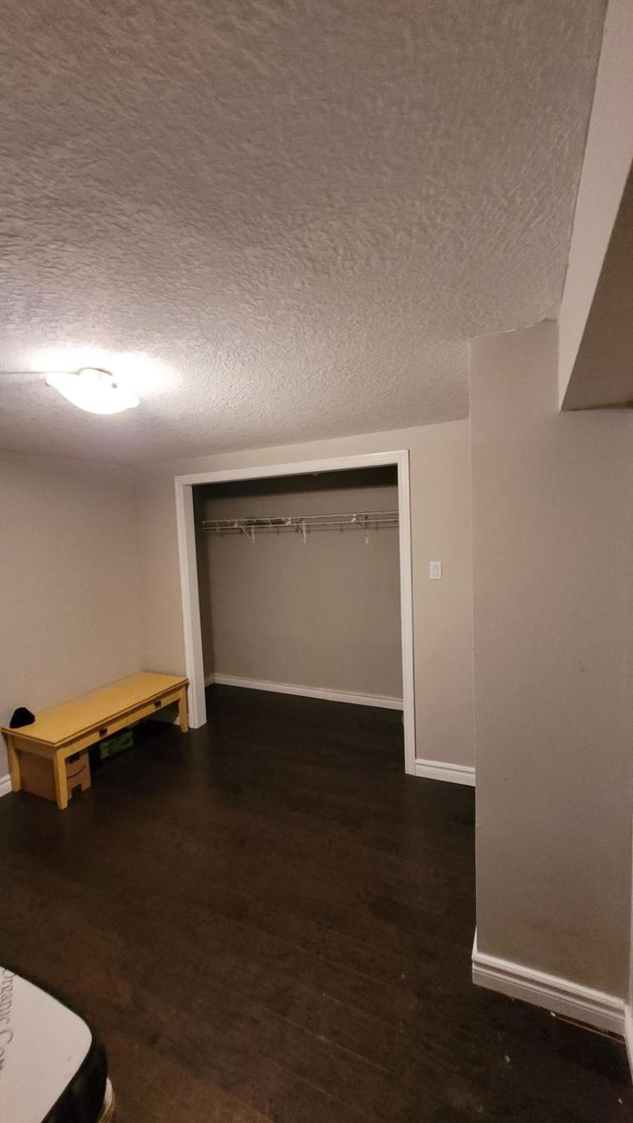 3 Room Set for Up to 8 people- 10 minutes from Kitchener Airport, Walking to Transit