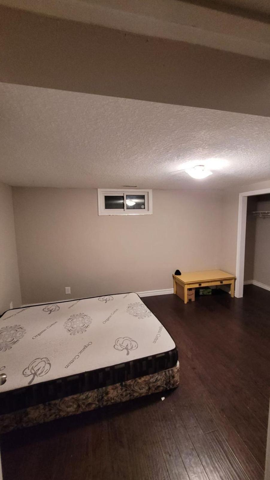 3 Room Set for Up to 8 people- 10 minutes from Kitchener Airport, Walking to Transit
