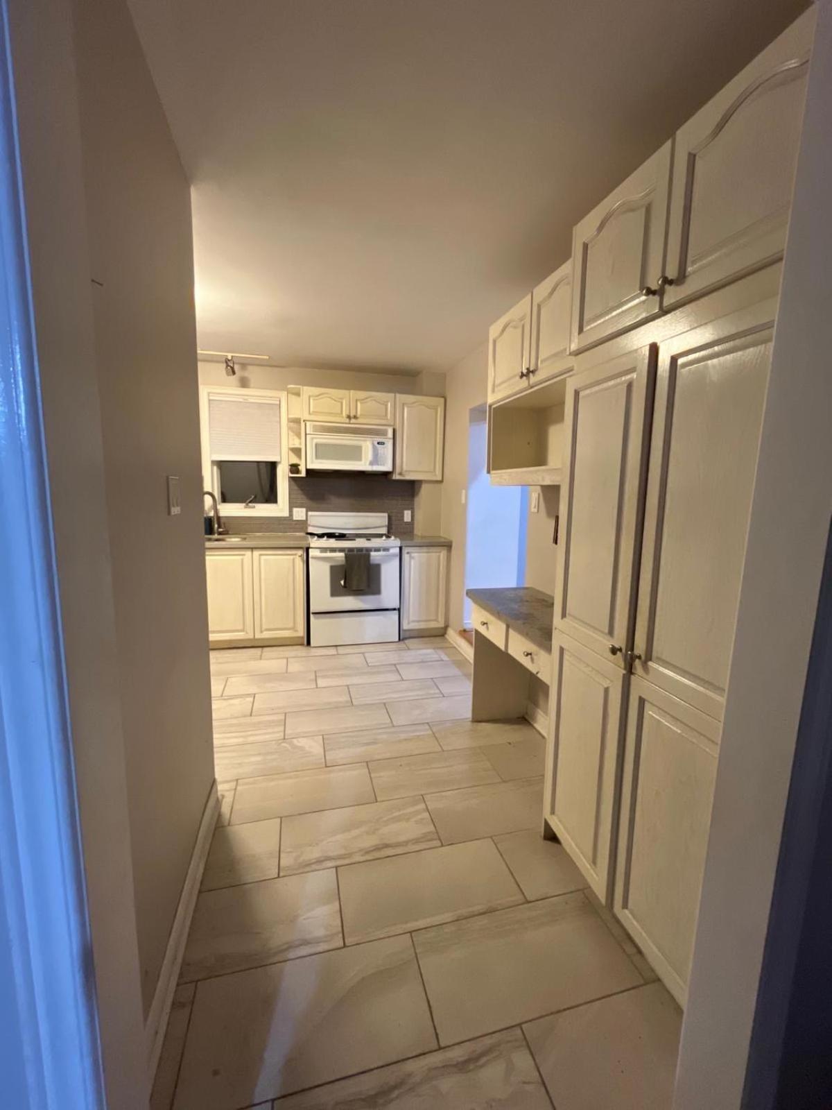 3 Room Set for Up to 8 people- 10 minutes from Kitchener Airport, Walking to Transit
