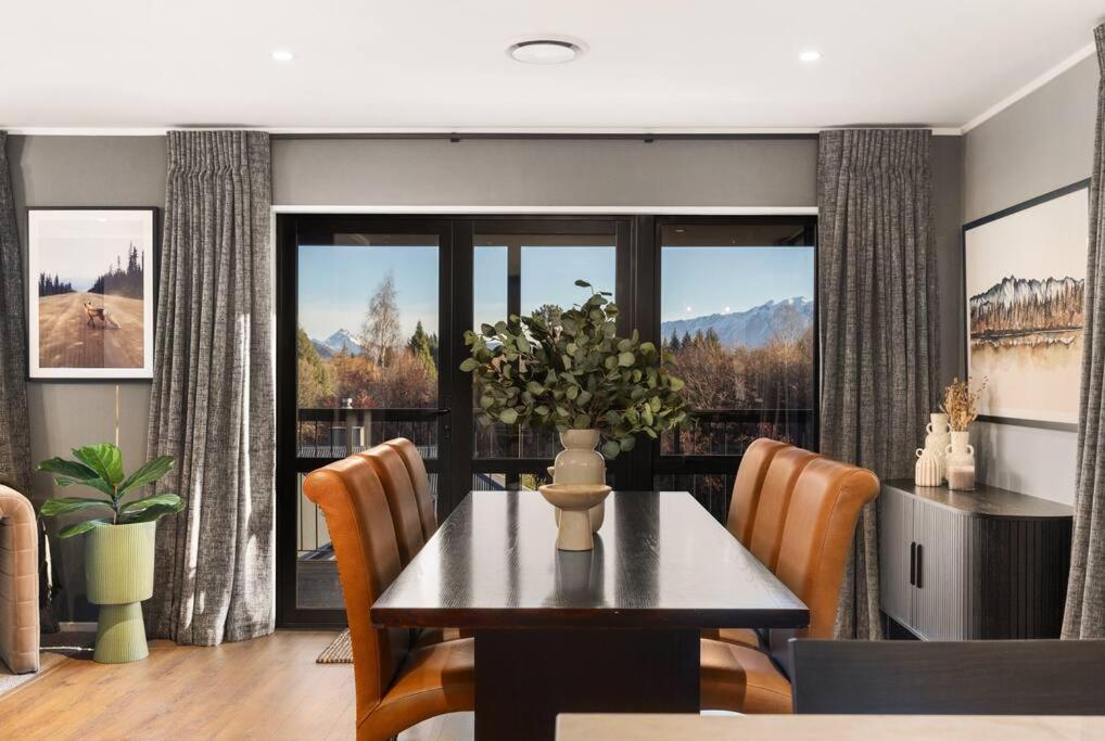 Luxury Away - Arrow Lodge view 3