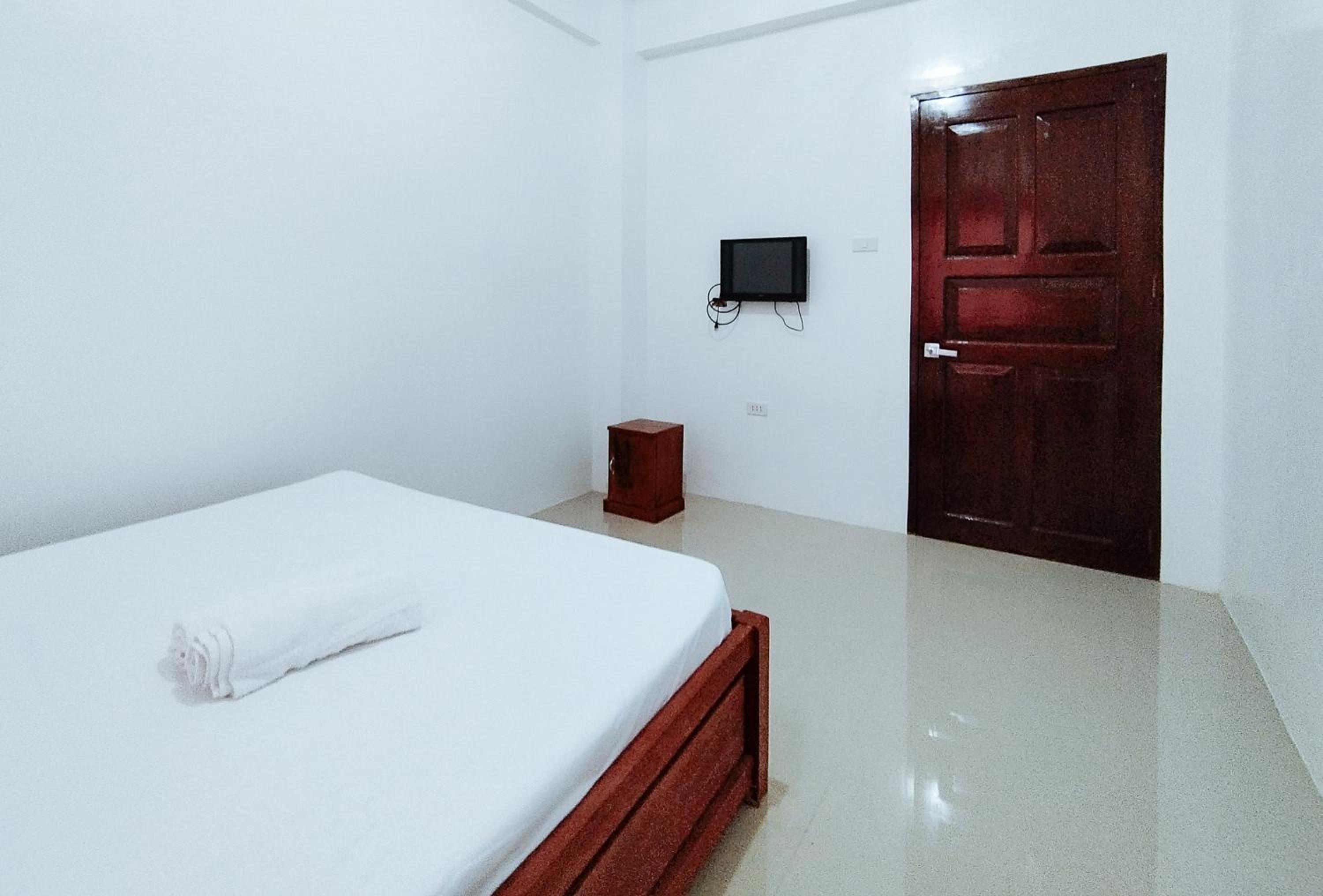 RedDoorz at Elton Guesthouse view 2
