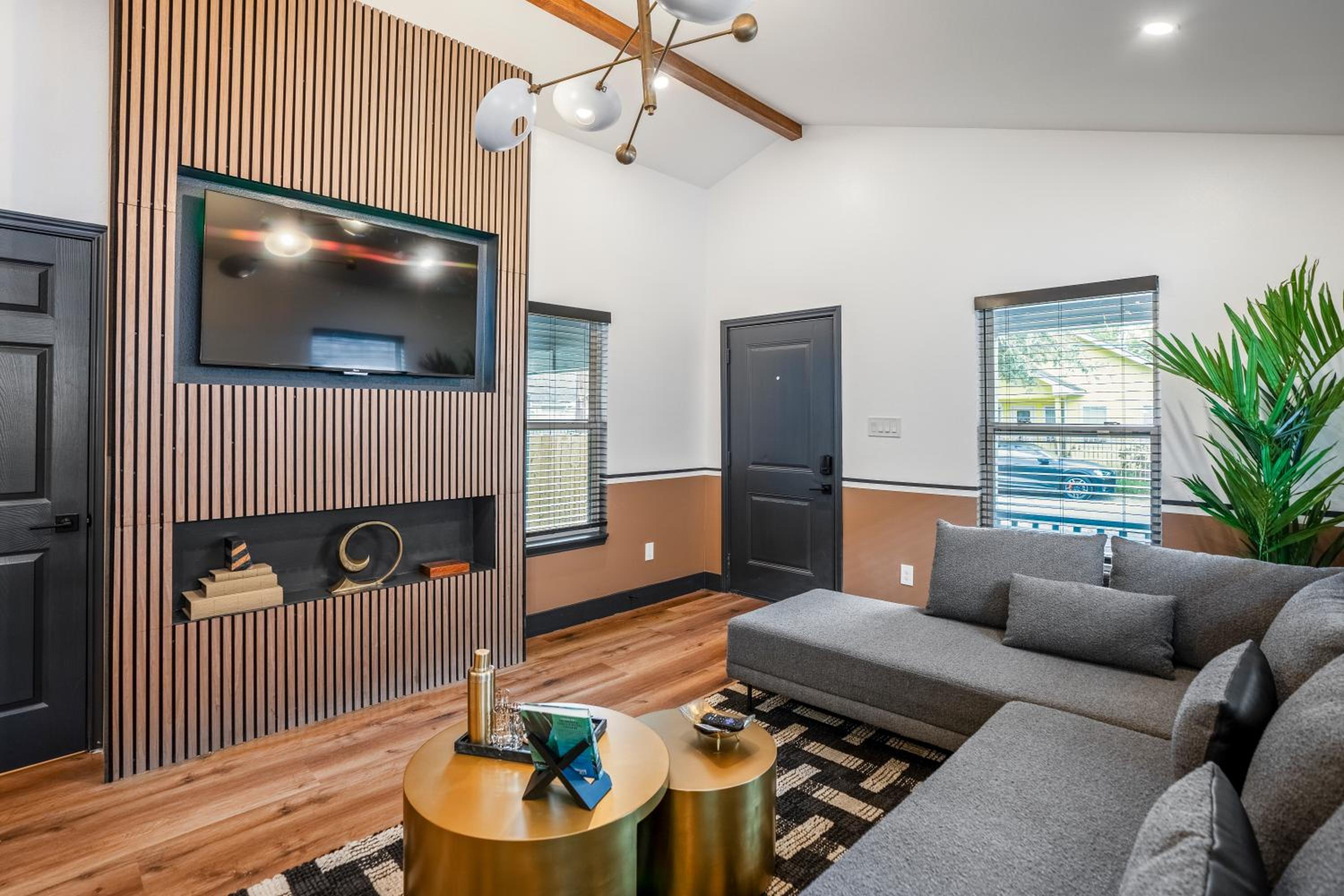 HTX Ultra Chiic Suite #1 view 5