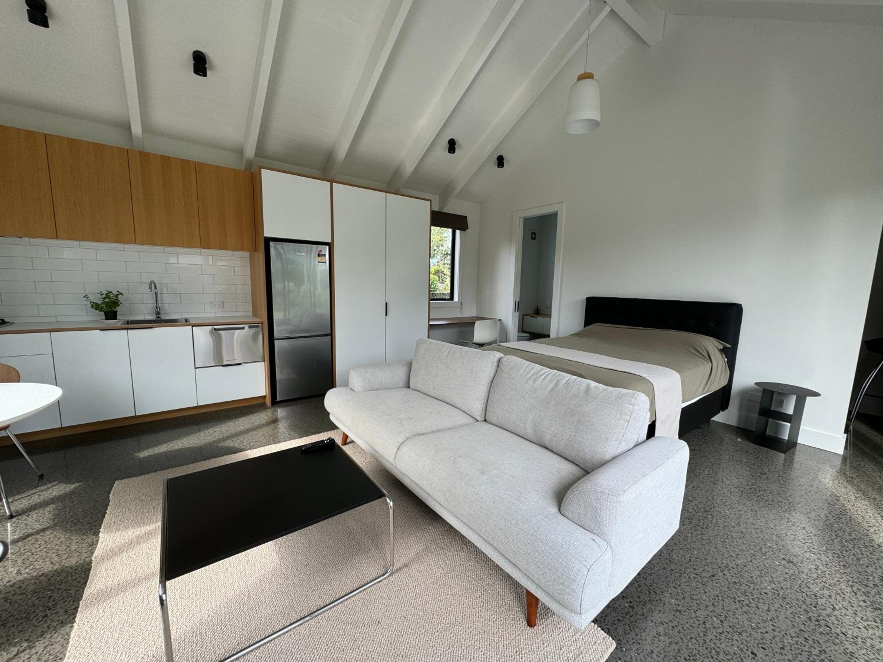 Modern studio close to Bayswater ferry view 2