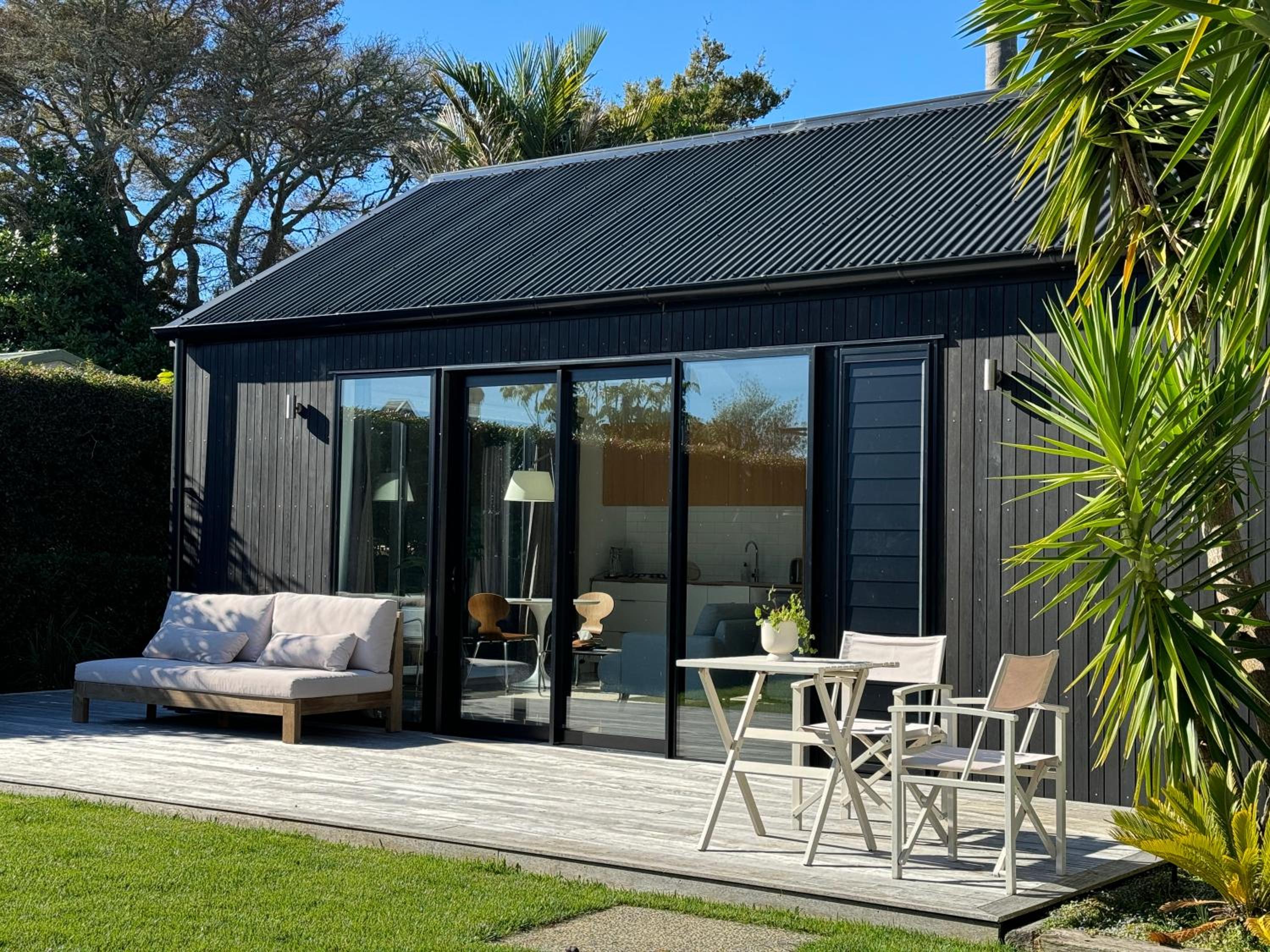 Modern studio close to Bayswater ferry view 3