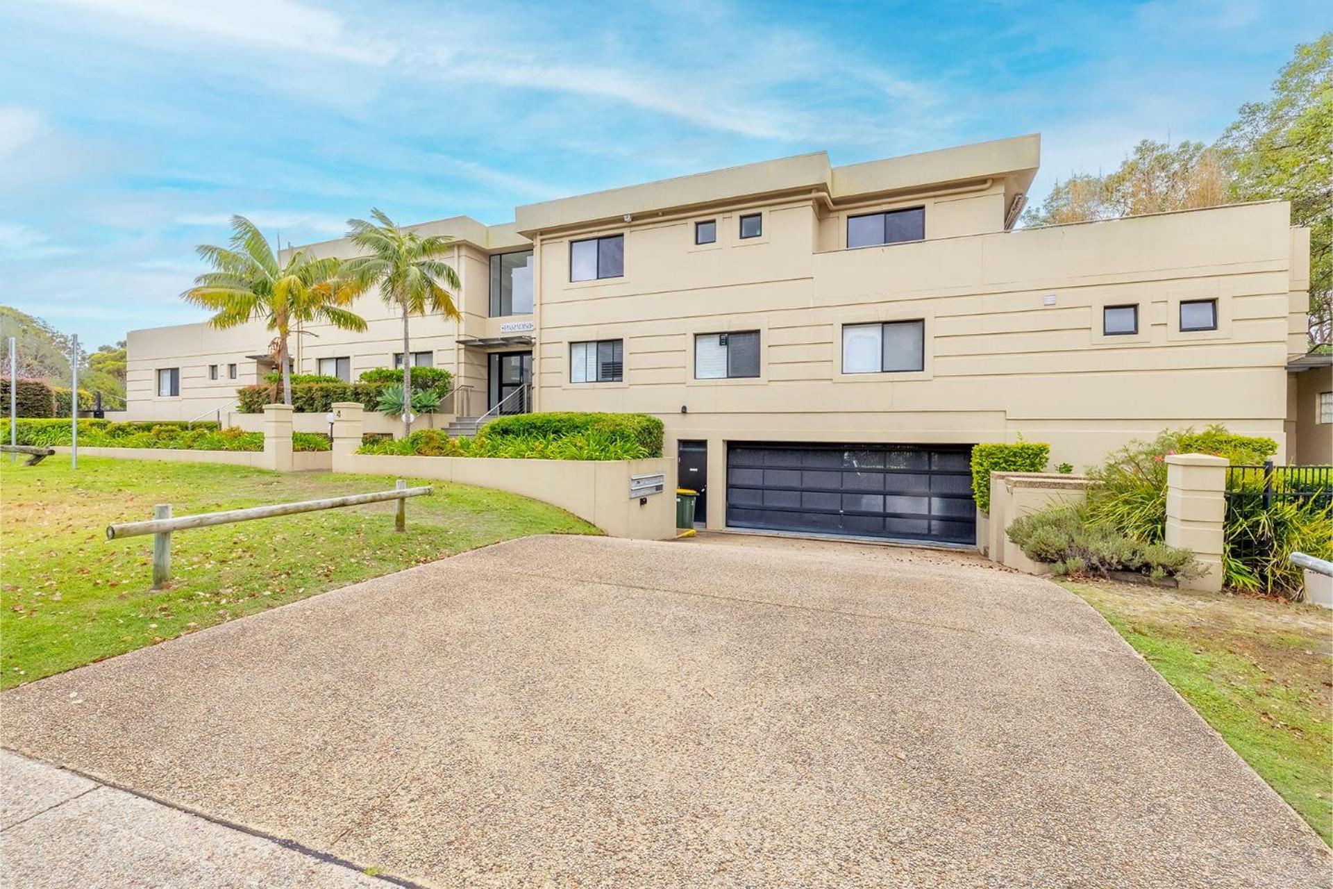 Paradiso, 3,4 Laman Street - Comfortable unit with water views, aircon, solar heated pool and in the heart of town view 2
