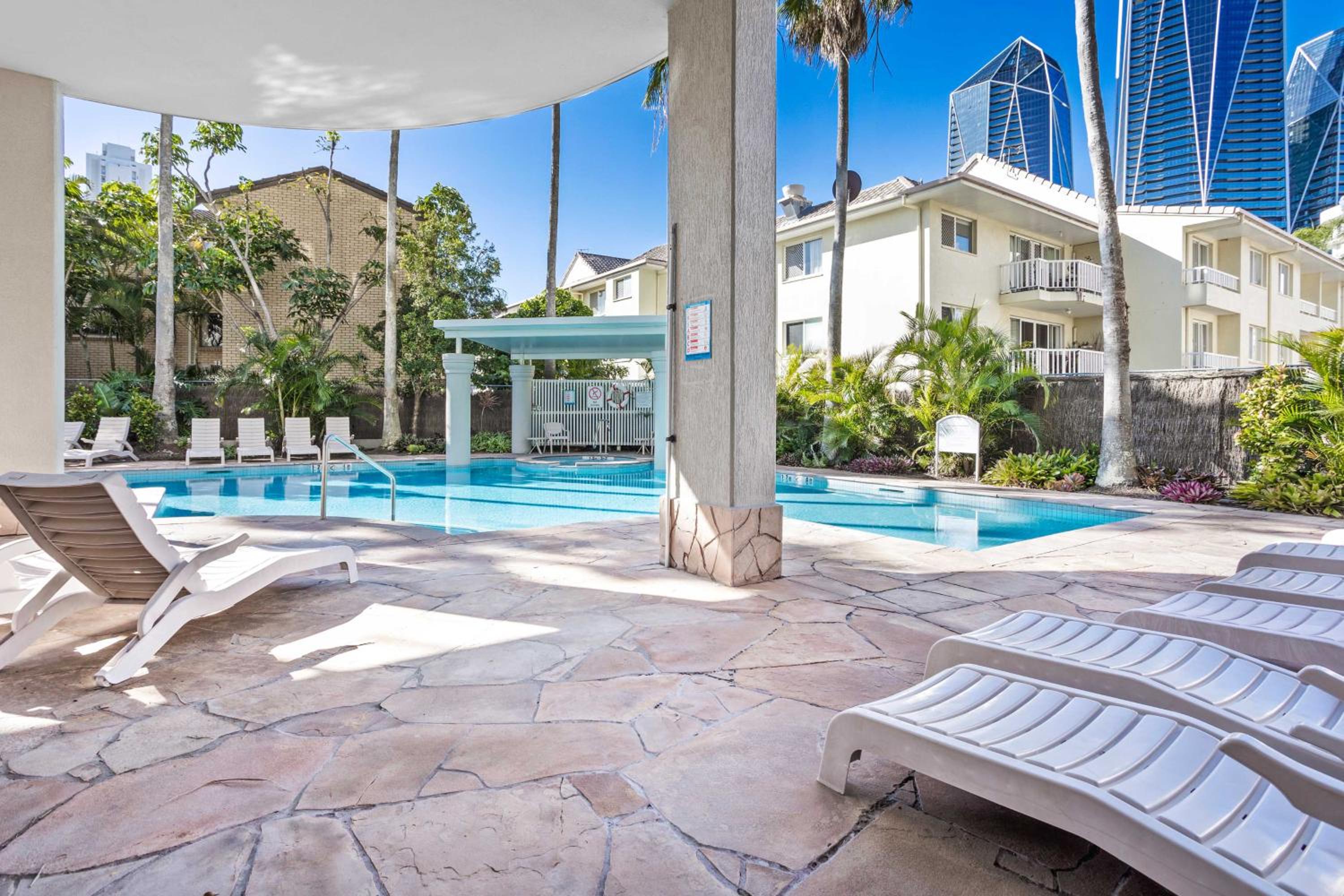 Surfers Paradise Studio, Short Walk to Beach - Hosted by Coastal Letting Co.