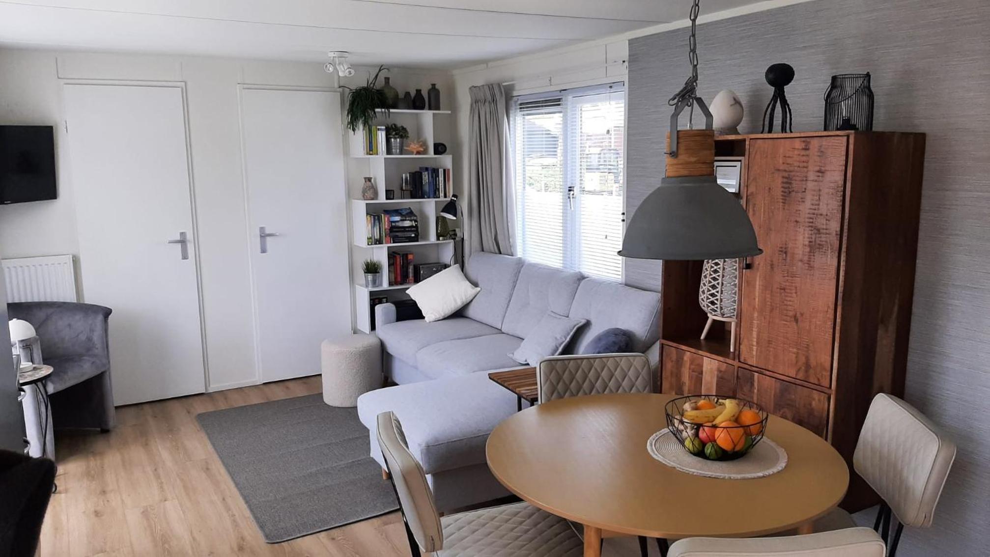 Luxe chalet met gezellige veranda 400 meter van zee view 2