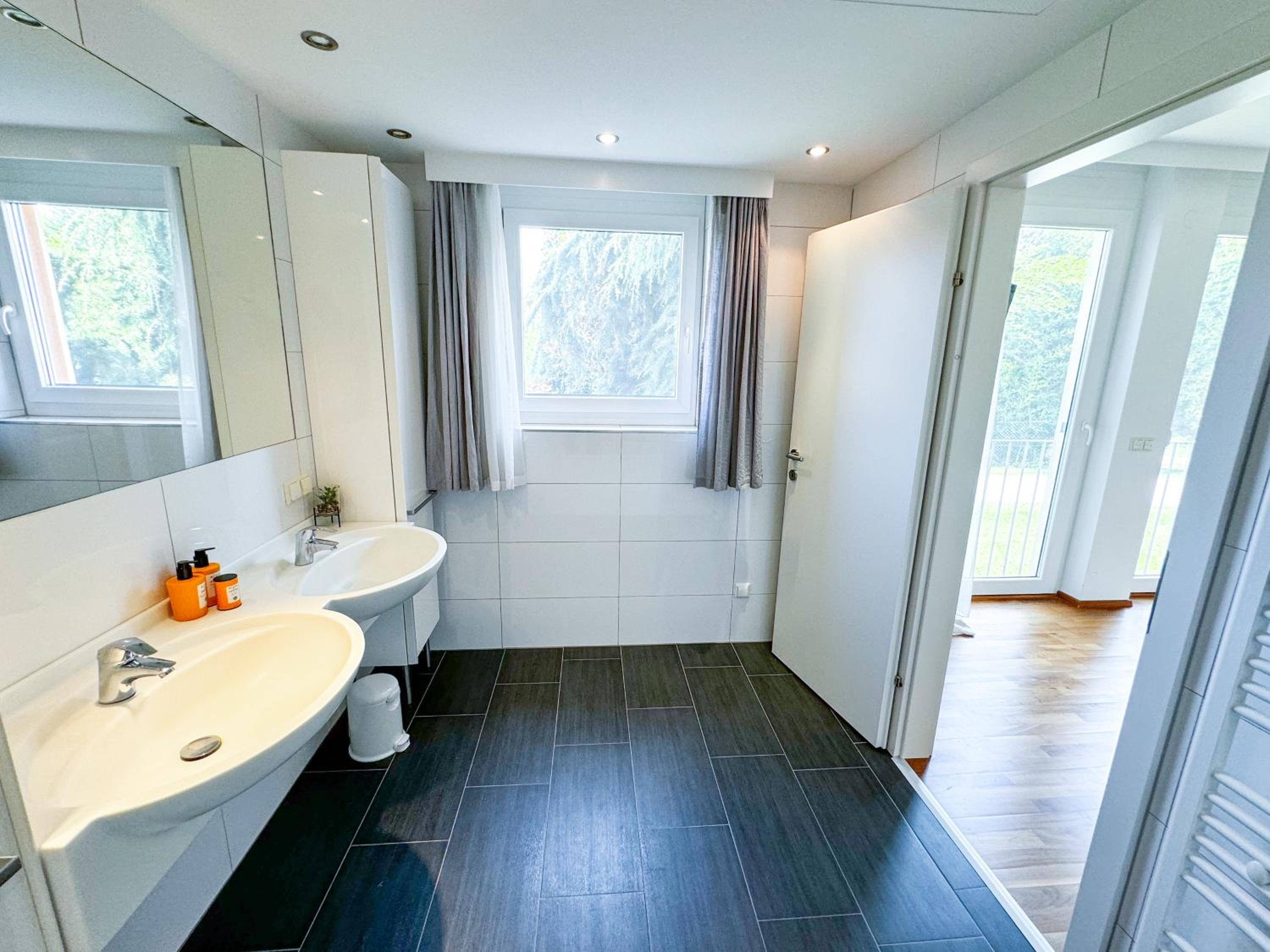 Lake view 2 Bedroom Apartment, Terrace, Private Lake Access