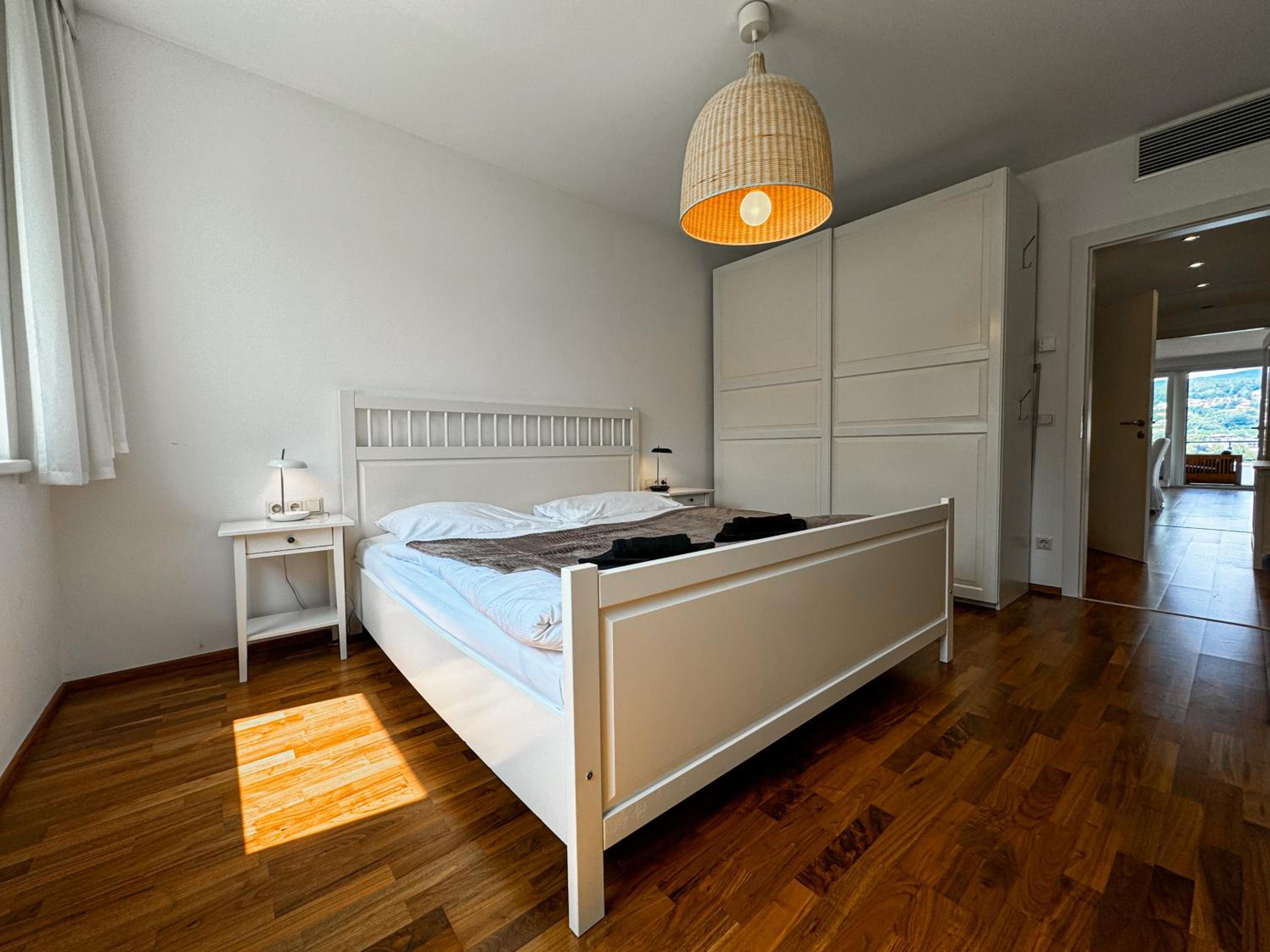 Lake view 2 Bedroom Apartment, Terrace, Private Lake Access
