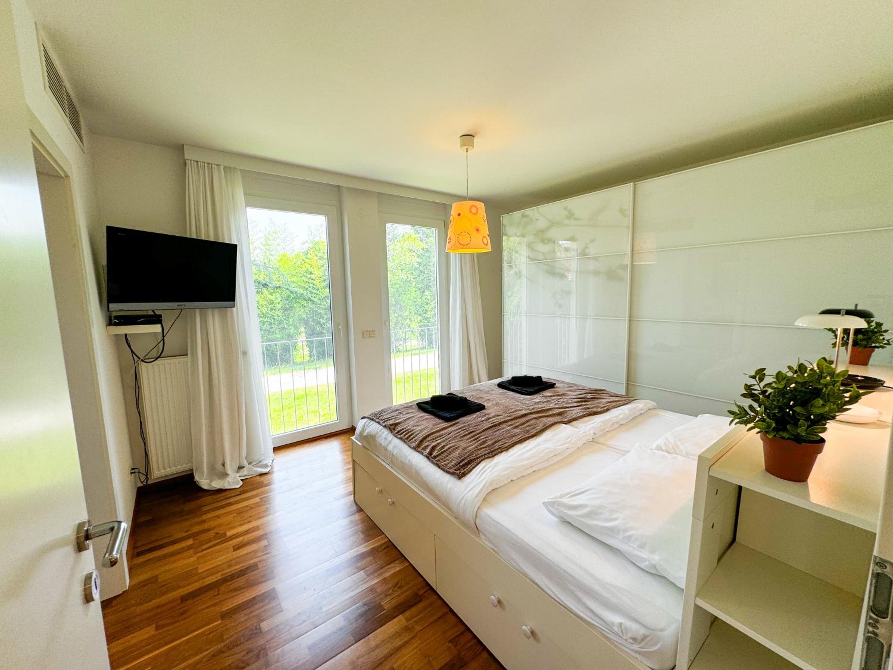 Lake view 2 Bedroom Apartment, Terrace, Private Lake Access