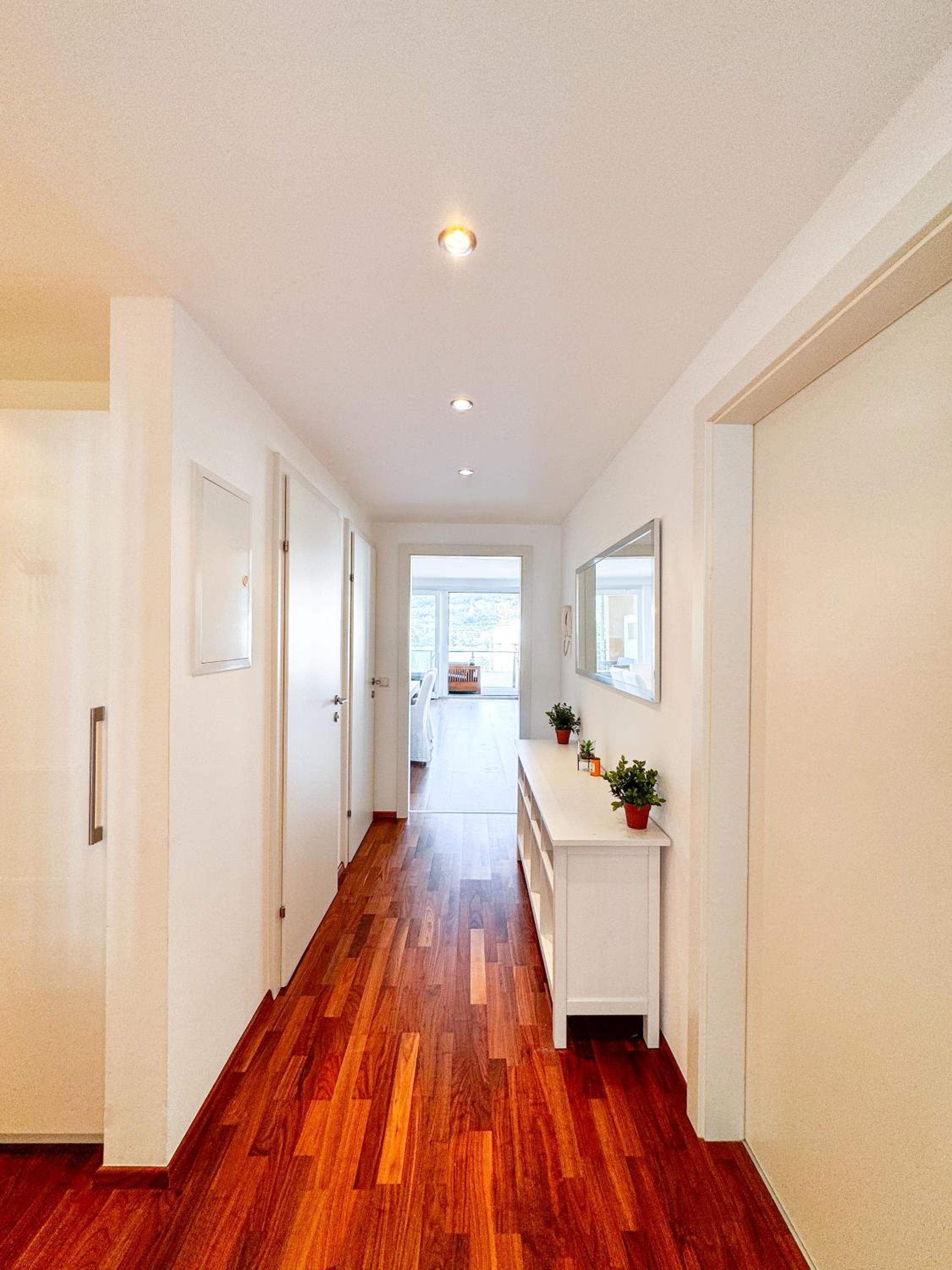 Lake view 2 Bedroom Apartment, Terrace, Private Lake Access