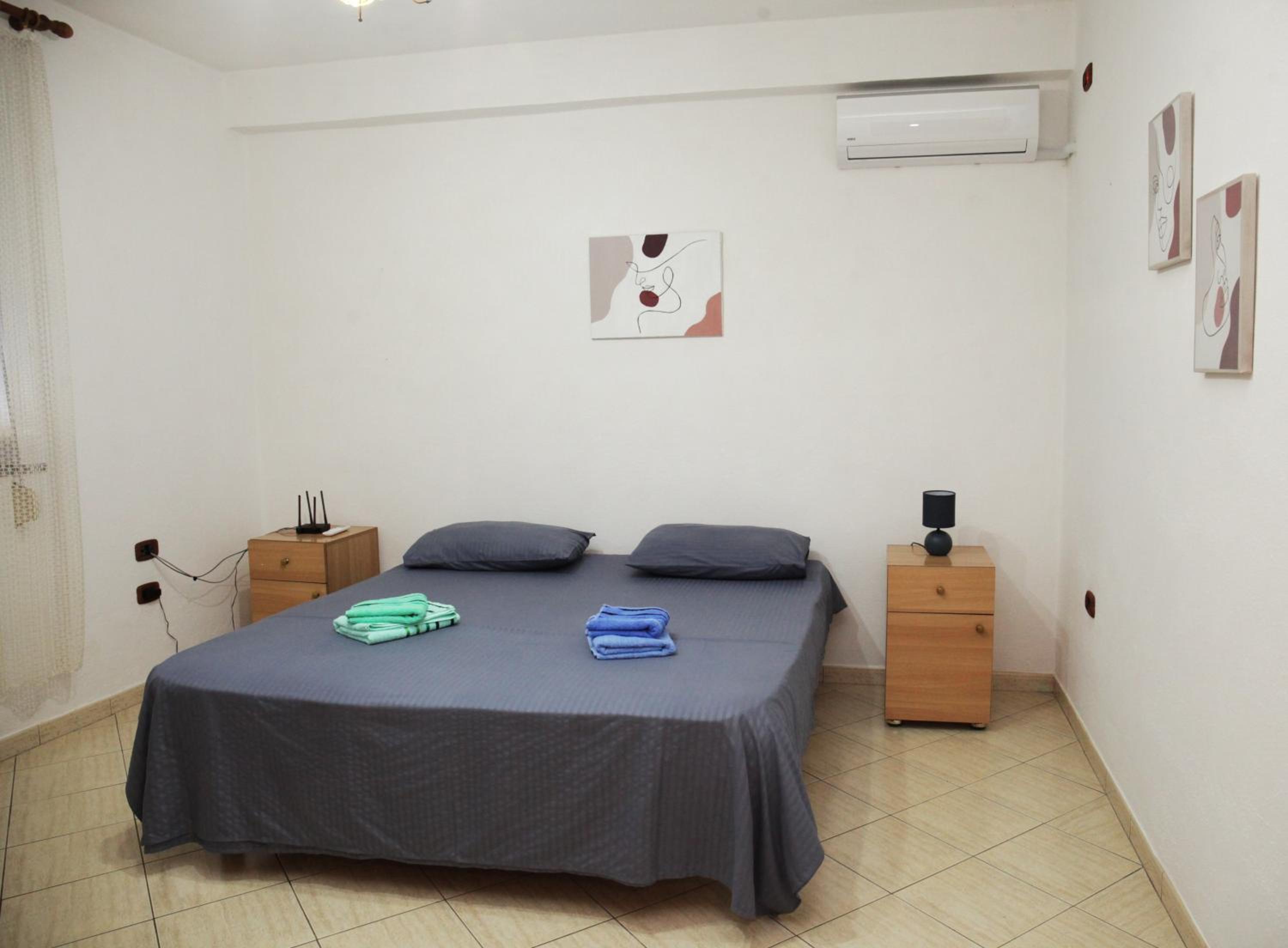 Cozy 2 Bedroom Apartment 10 Min walk to center photo 4