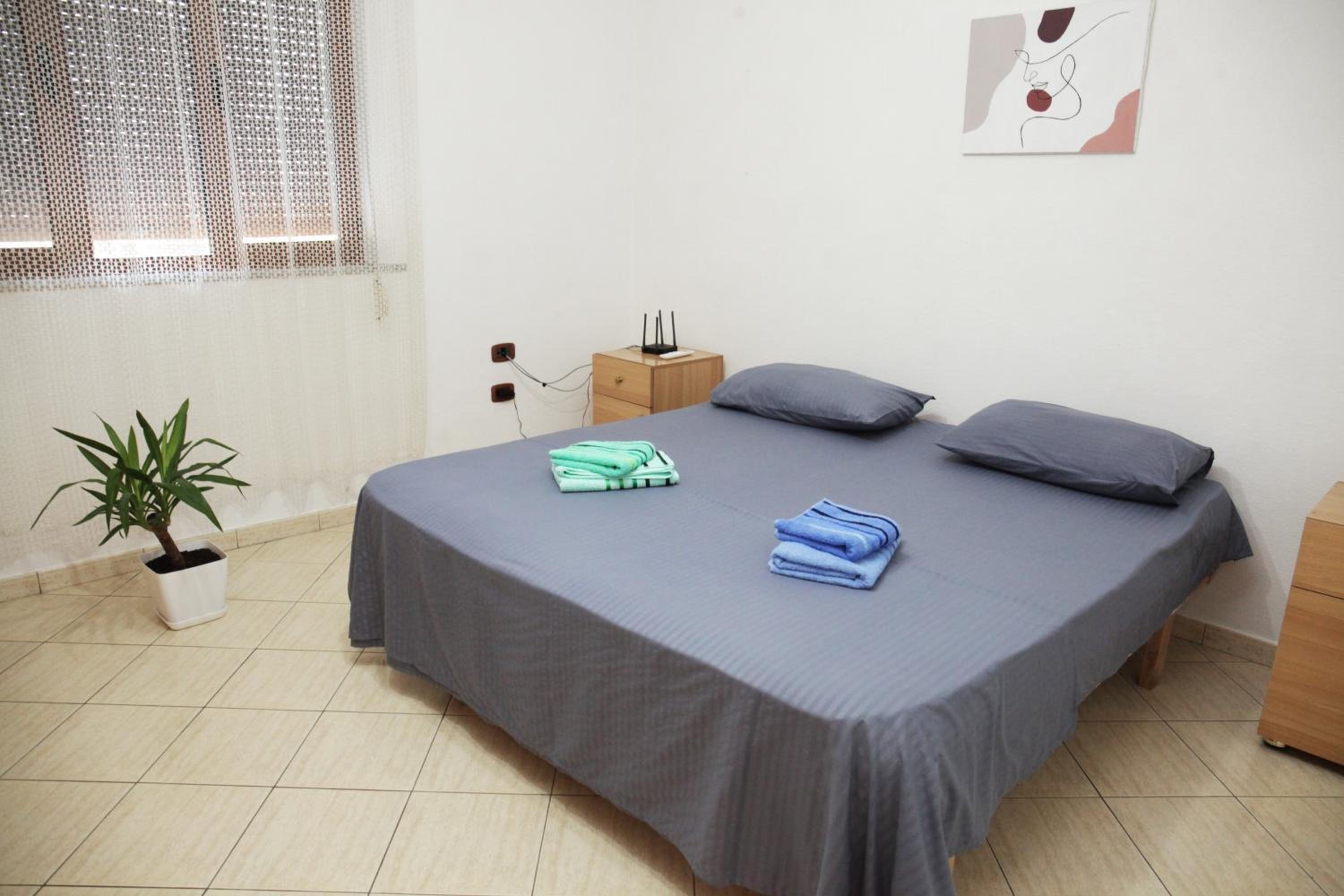 Cozy 2 Bedroom Apartment 10 Min walk to center photo 5