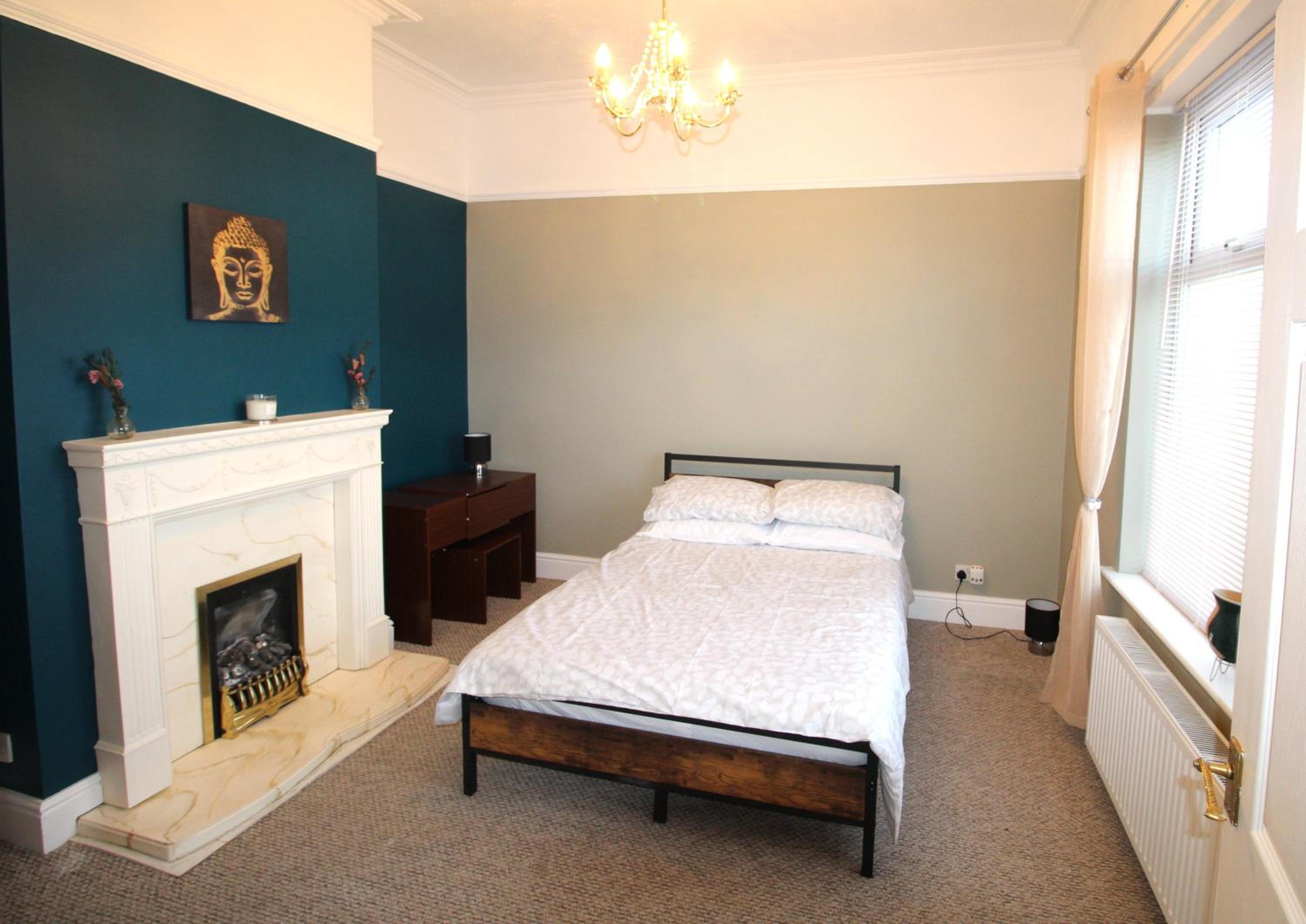Bungalow - Sleeps 8 - Pets-Enclosed Garden-Parking
