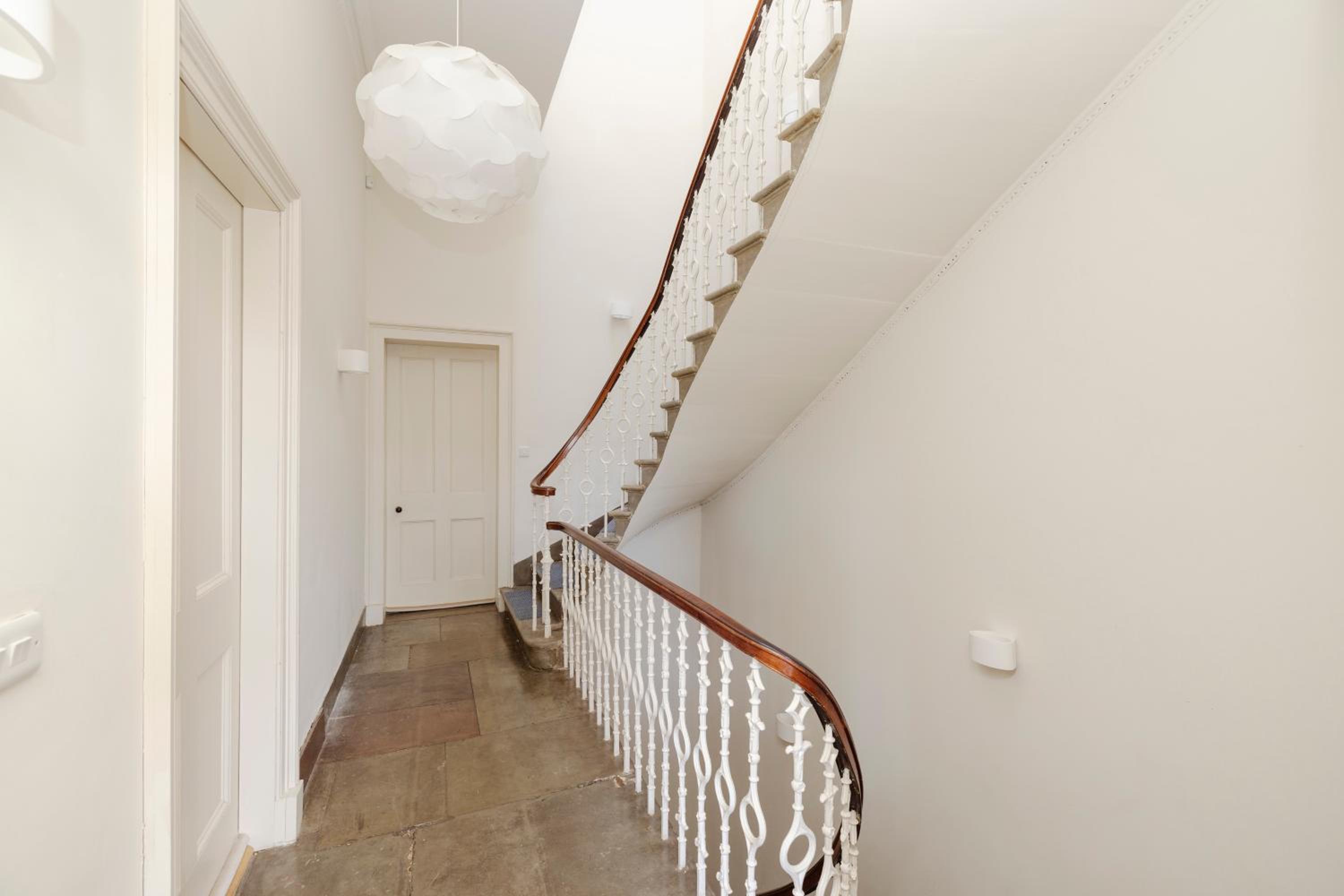 JOIVY Exclusive house with free parking view 3