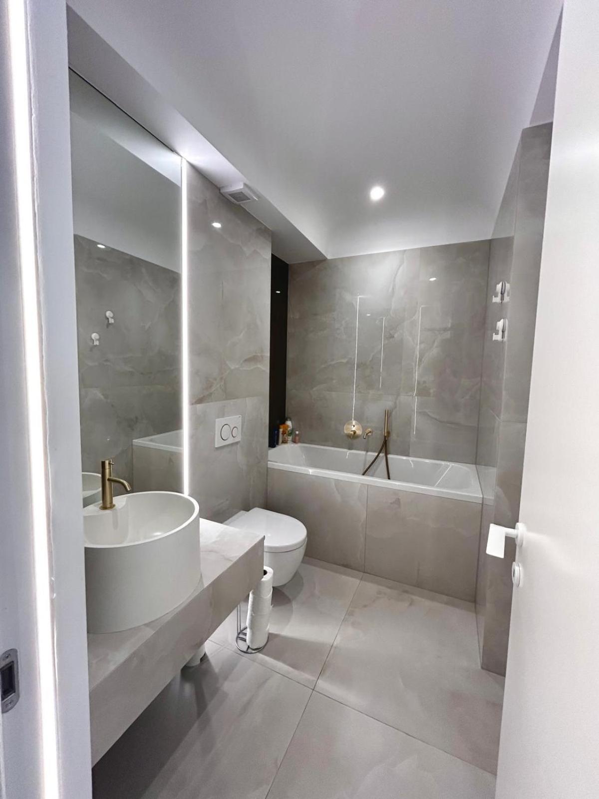 Cortina North New Luxury Apartment with Parking- Self Check in