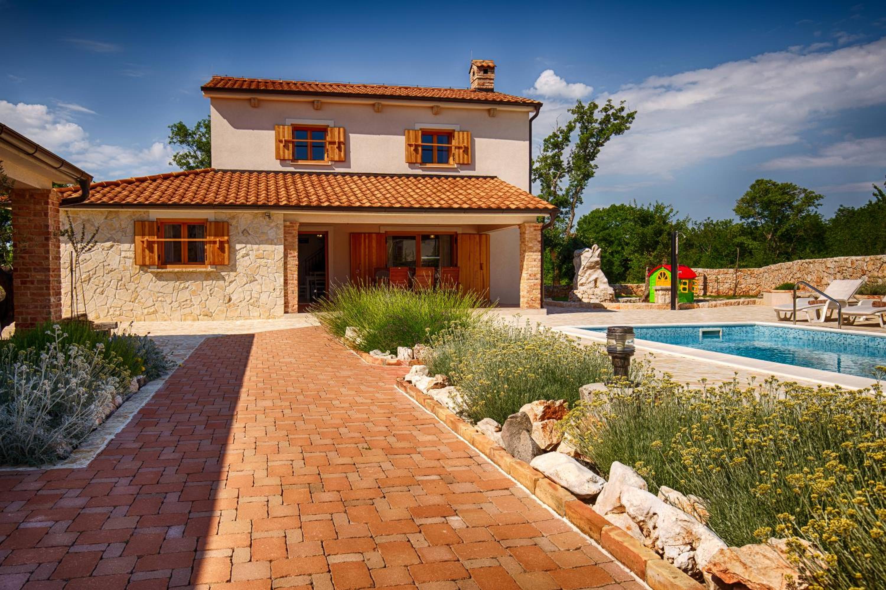 Villa with pool, garden, in a quiet small village - by Traveler tourist agency Krk - ID 2179 view 3