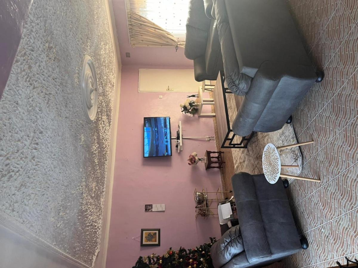 4 Bed Gated House-Sleeps 8-Private Parking
