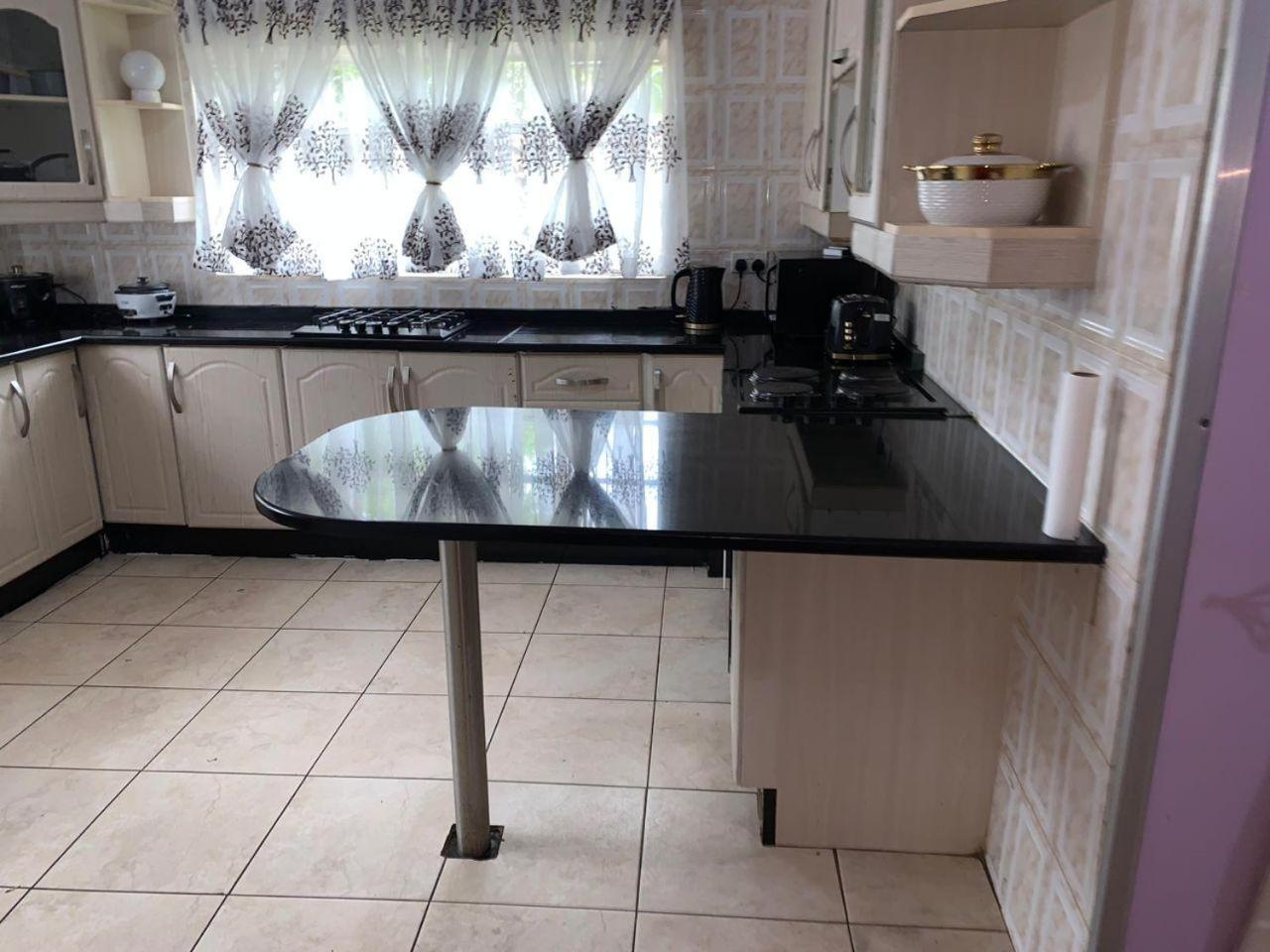4 Bed Gated House-Sleeps 8-Private Parking