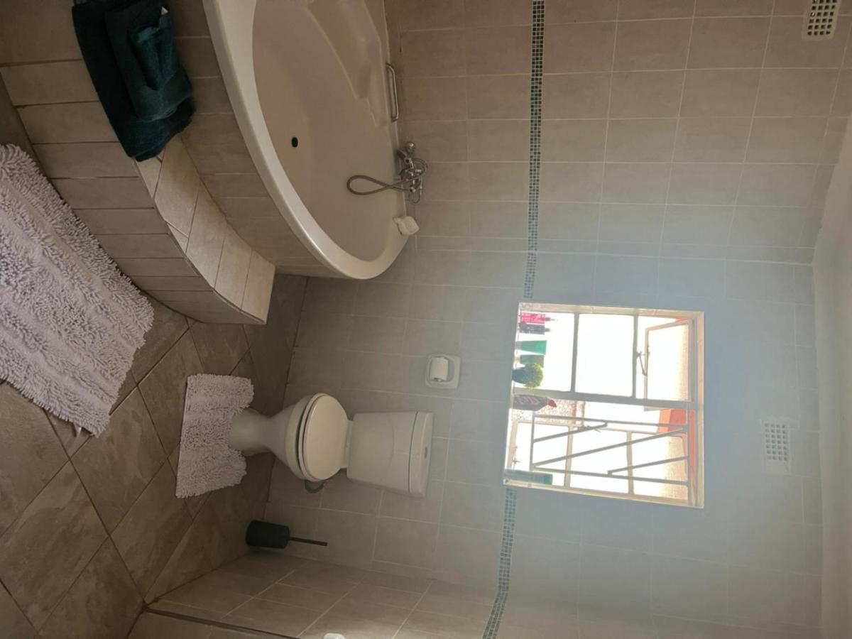 4 Bed Gated House-Sleeps 8-Private Parking