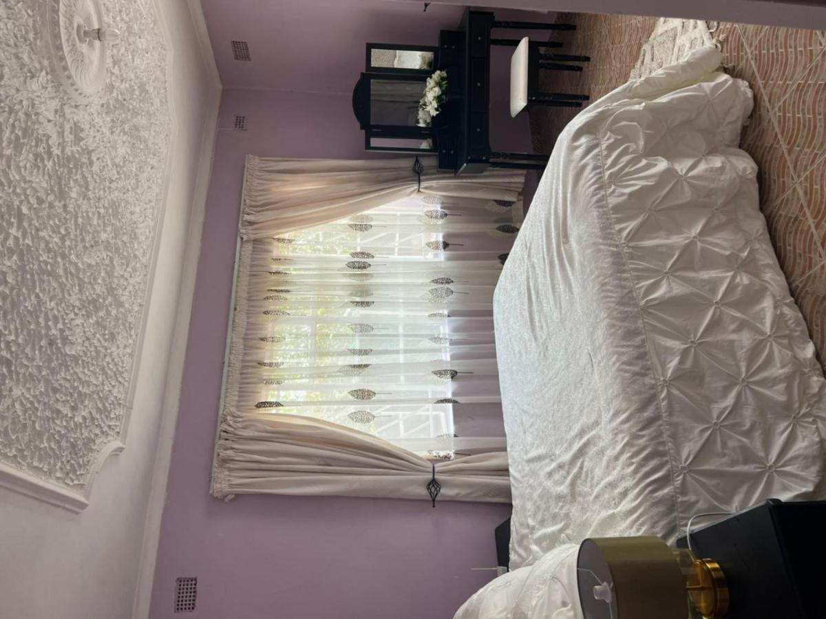 4 Bed Gated House-Sleeps 8-Private Parking